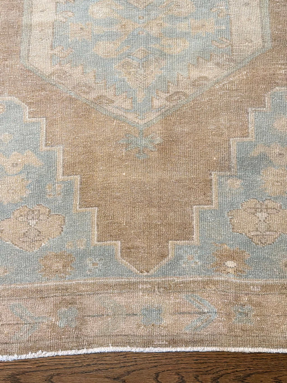 3’11”x7’8” vintage area rug with blue, beige, brown, and cream colors