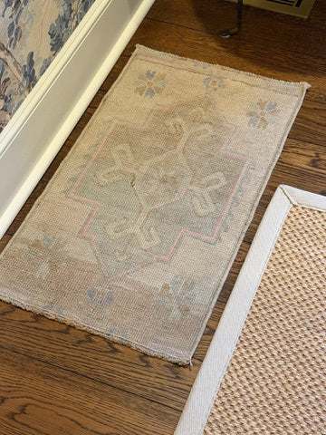 1'5" x 2'7" Small Turkish Rug