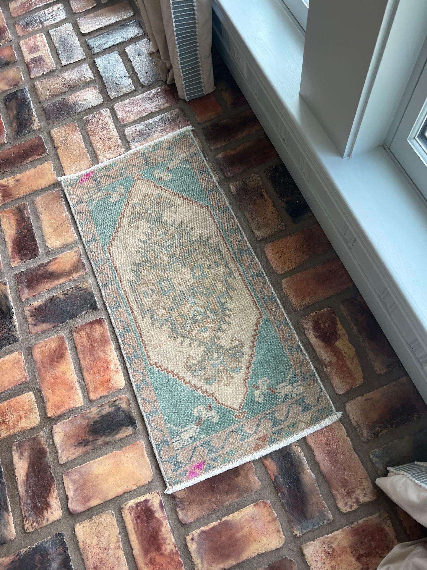1'5" x 3'1" Small Rug