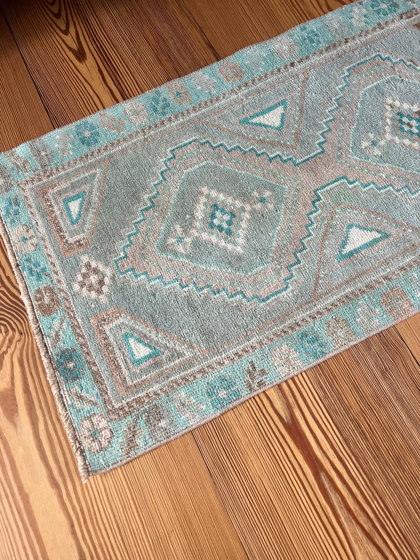 1'7" x 3'1" Small Rug with Blues