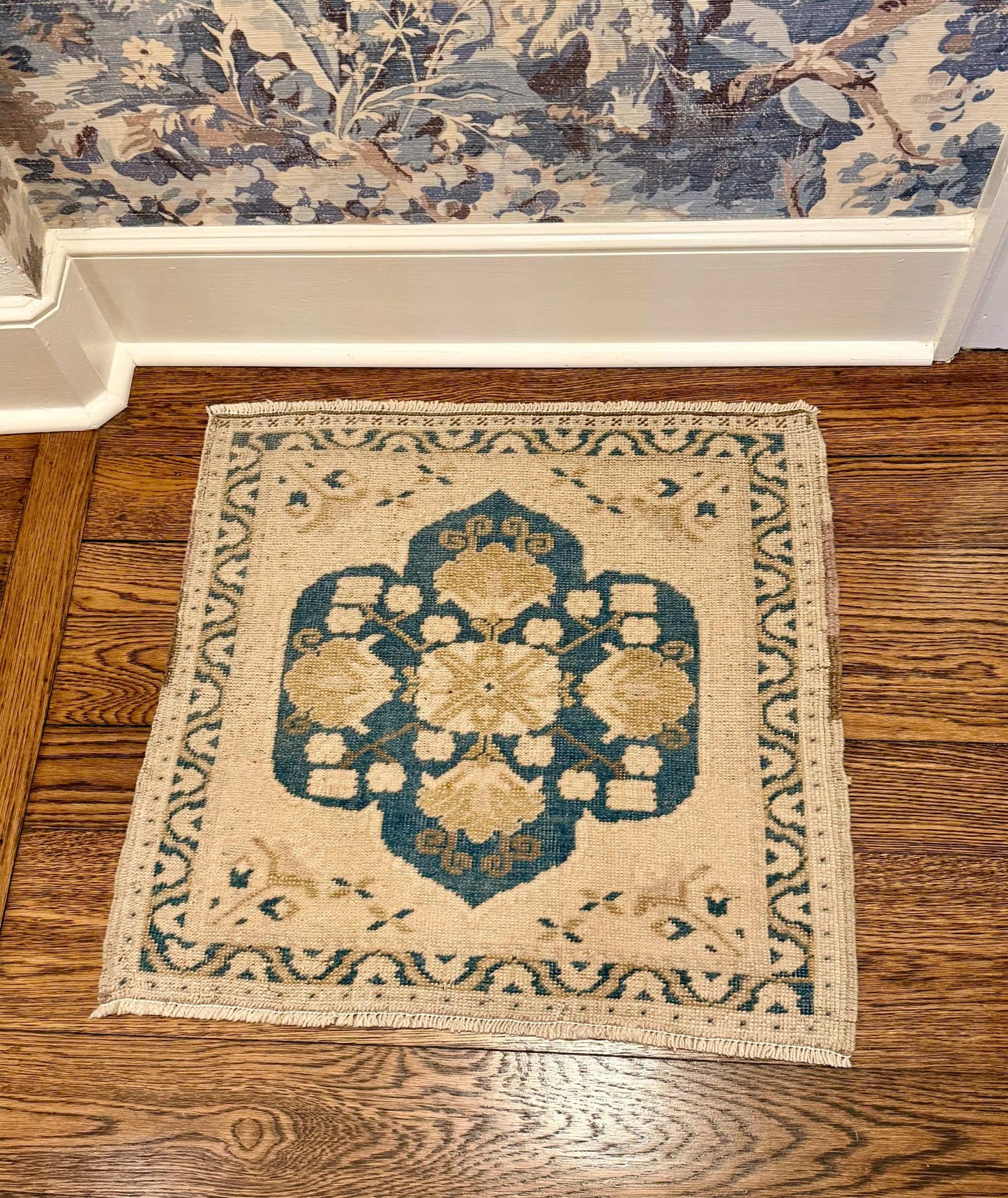 2’2”x2’2” vintage square mat in light beige, blue, and gold accents