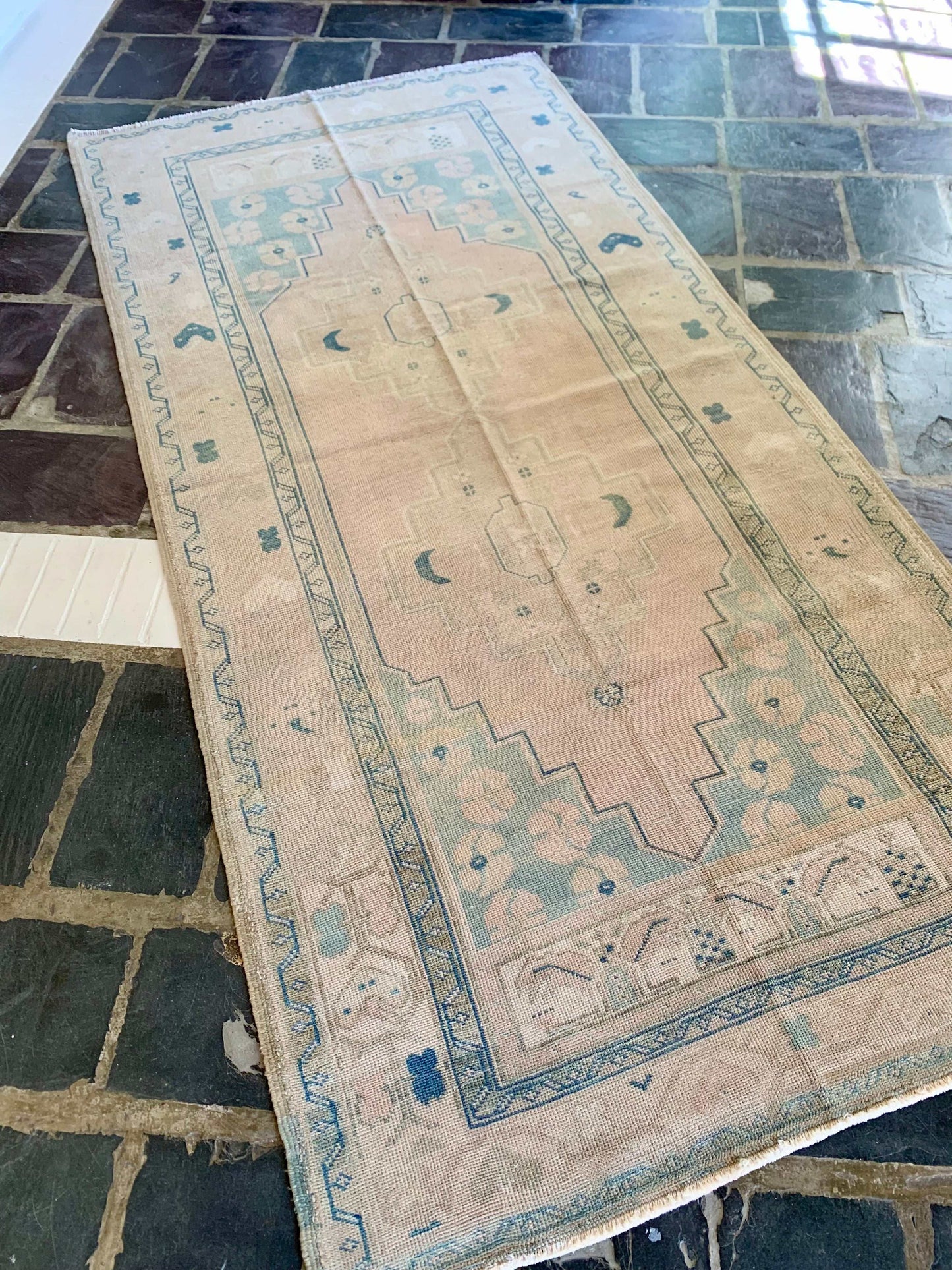 Oushak area rug in beige, cream, pink, and blue tones, size 3’11”x8’0”.