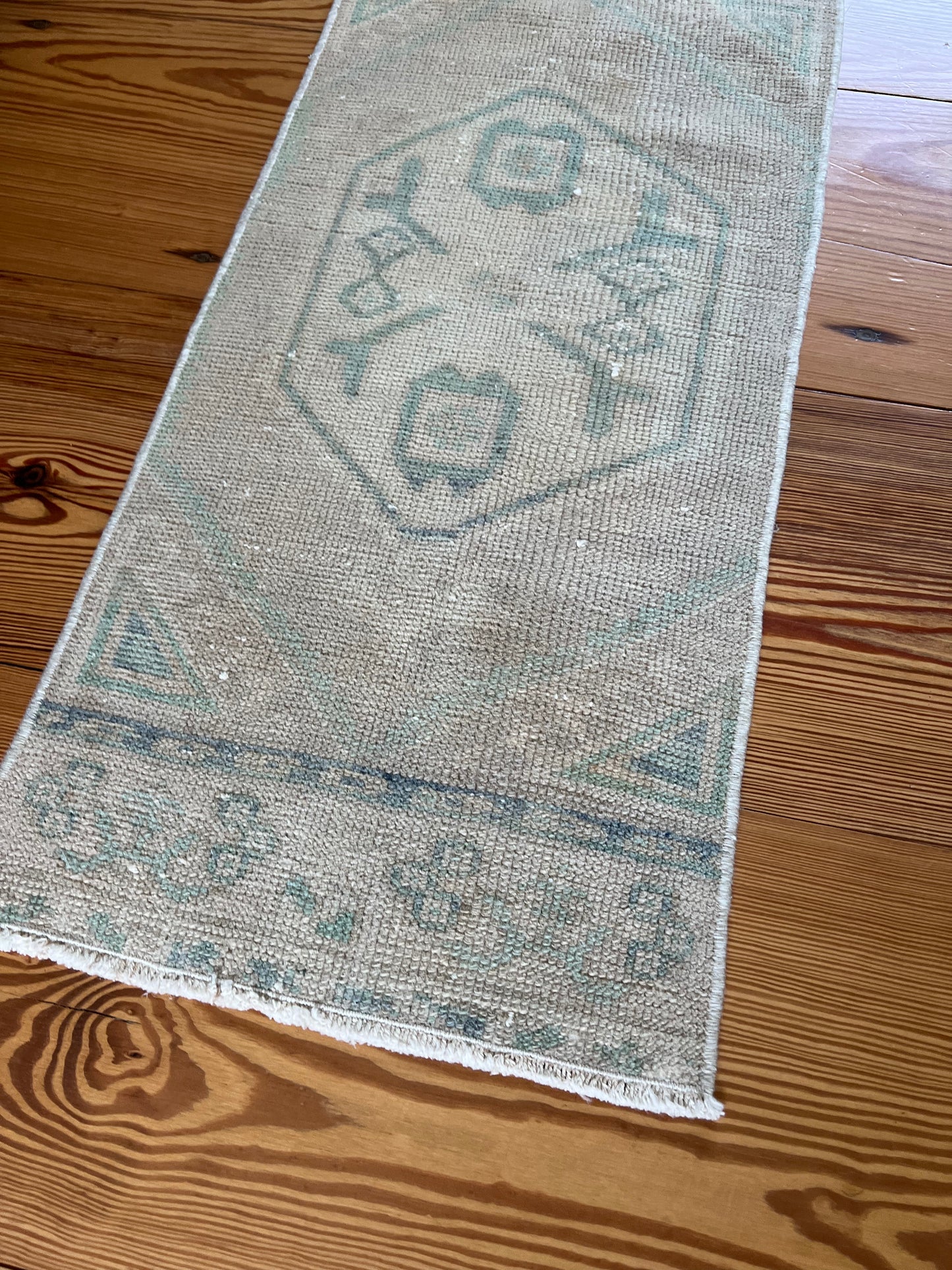1’4” x 3’2” Oushak Mat