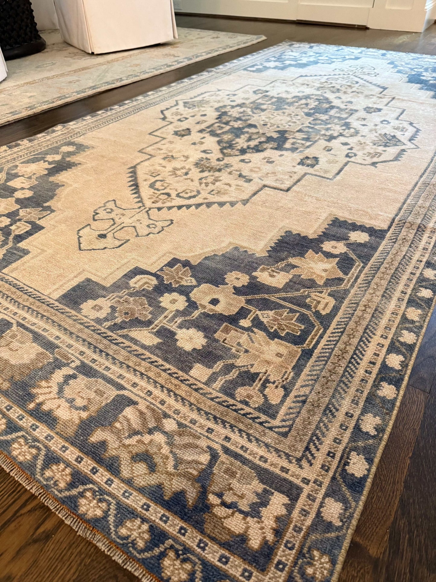 4’9” x 9’9” vintage Turkish area rug in blue, white, and gray with traditional knotting pattern