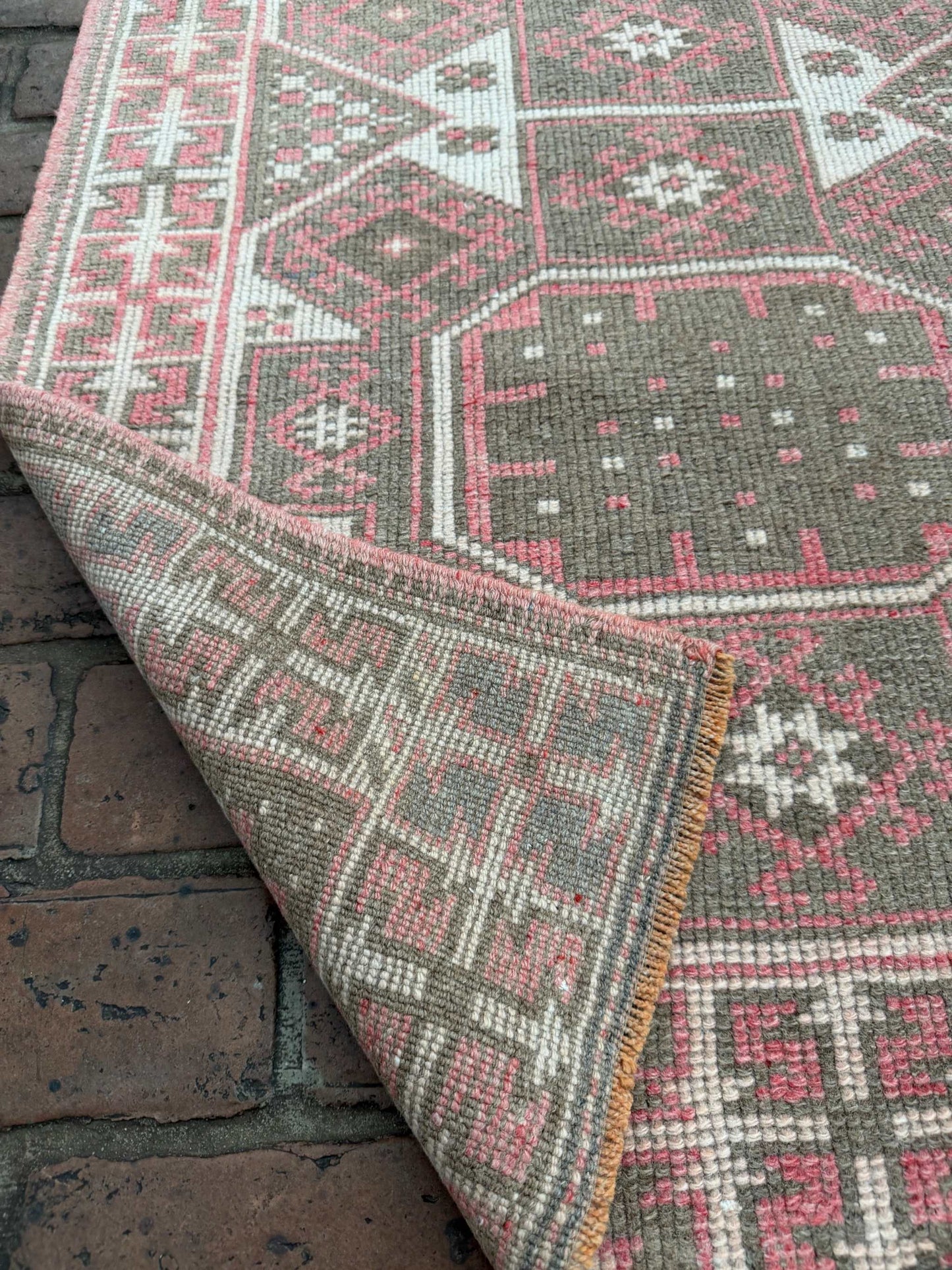 2'7" x 4'4" hand-knotted Turkish area rug with pink and brown tones