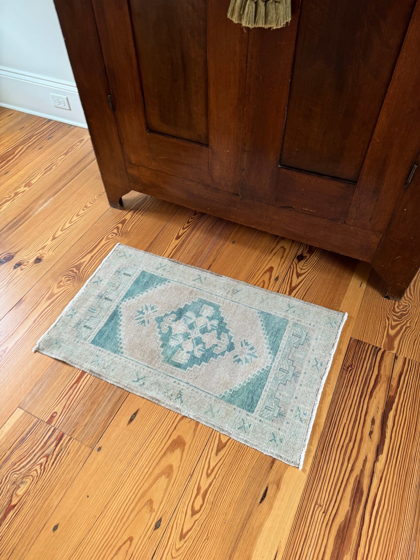 1'10" x 3'1" Small Rug with Turquoise-Green