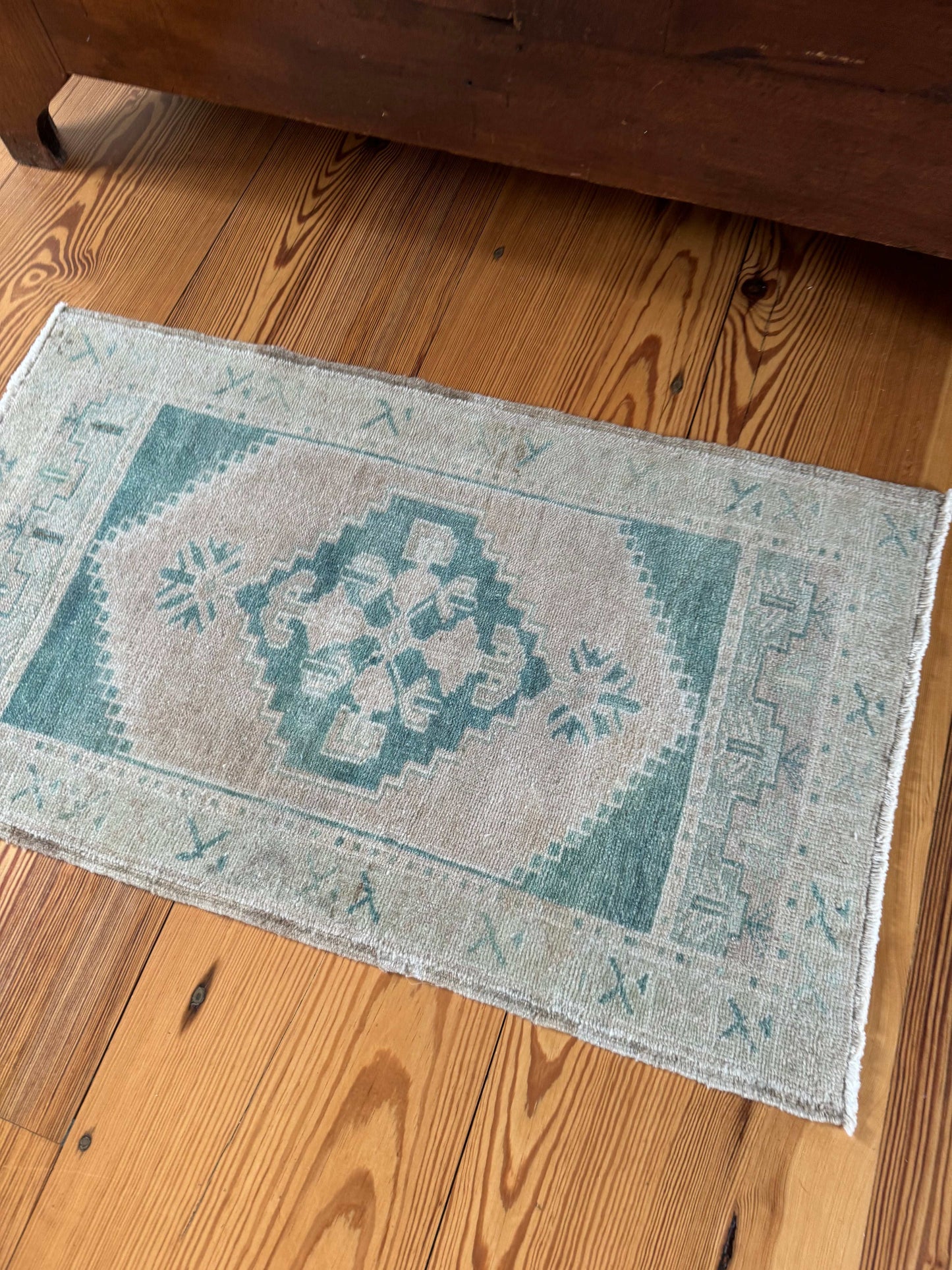 1'10" x 3'1" Small Rug with Turquoise-Green