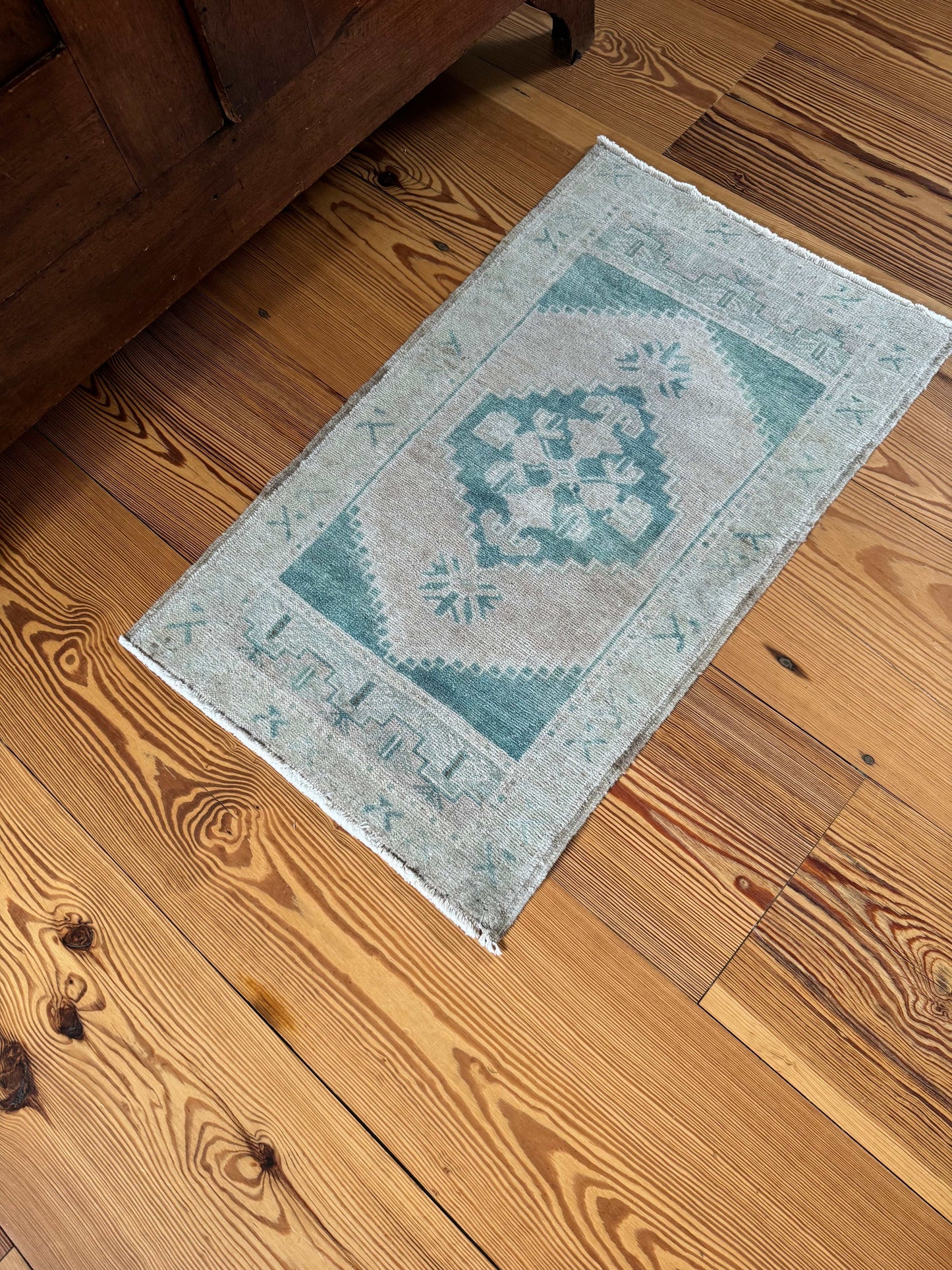 1'10" x 3'1" Small Rug with Turquoise-Green