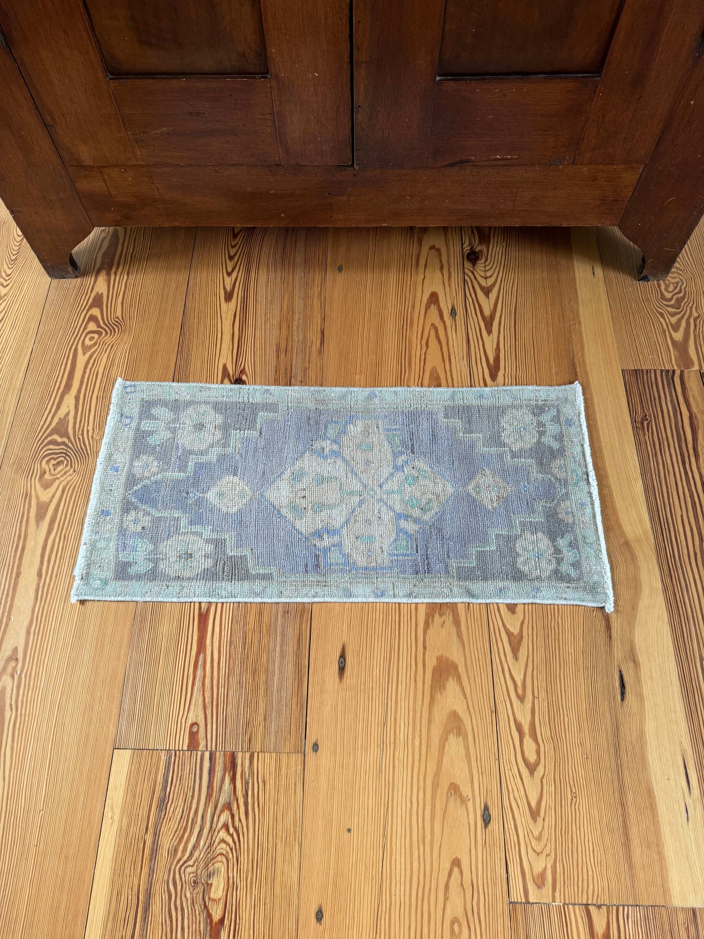 1'5" x 2'11" rug with purple and gray geometric design