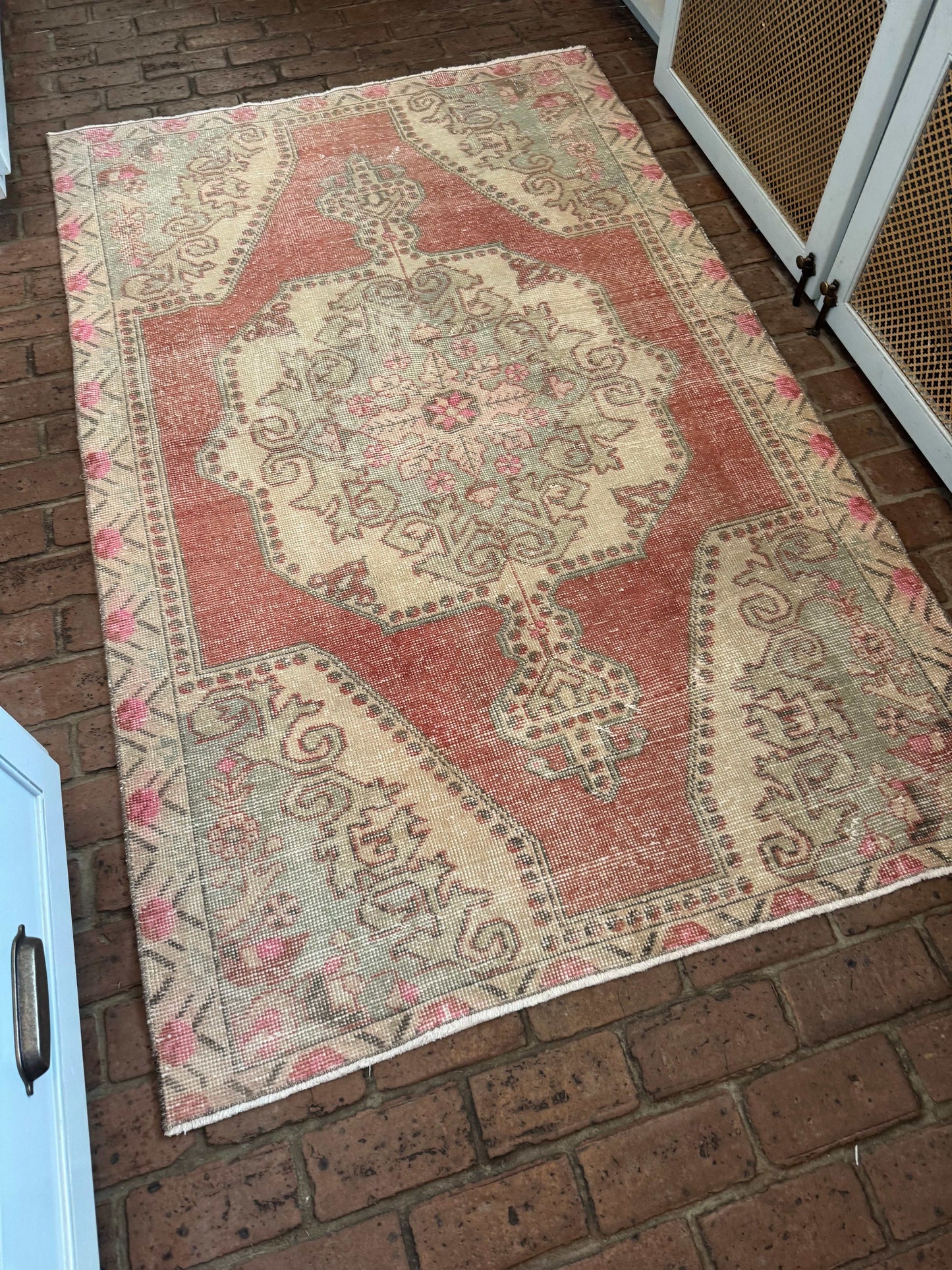 4'3" x 6'8" Area Rug with Red