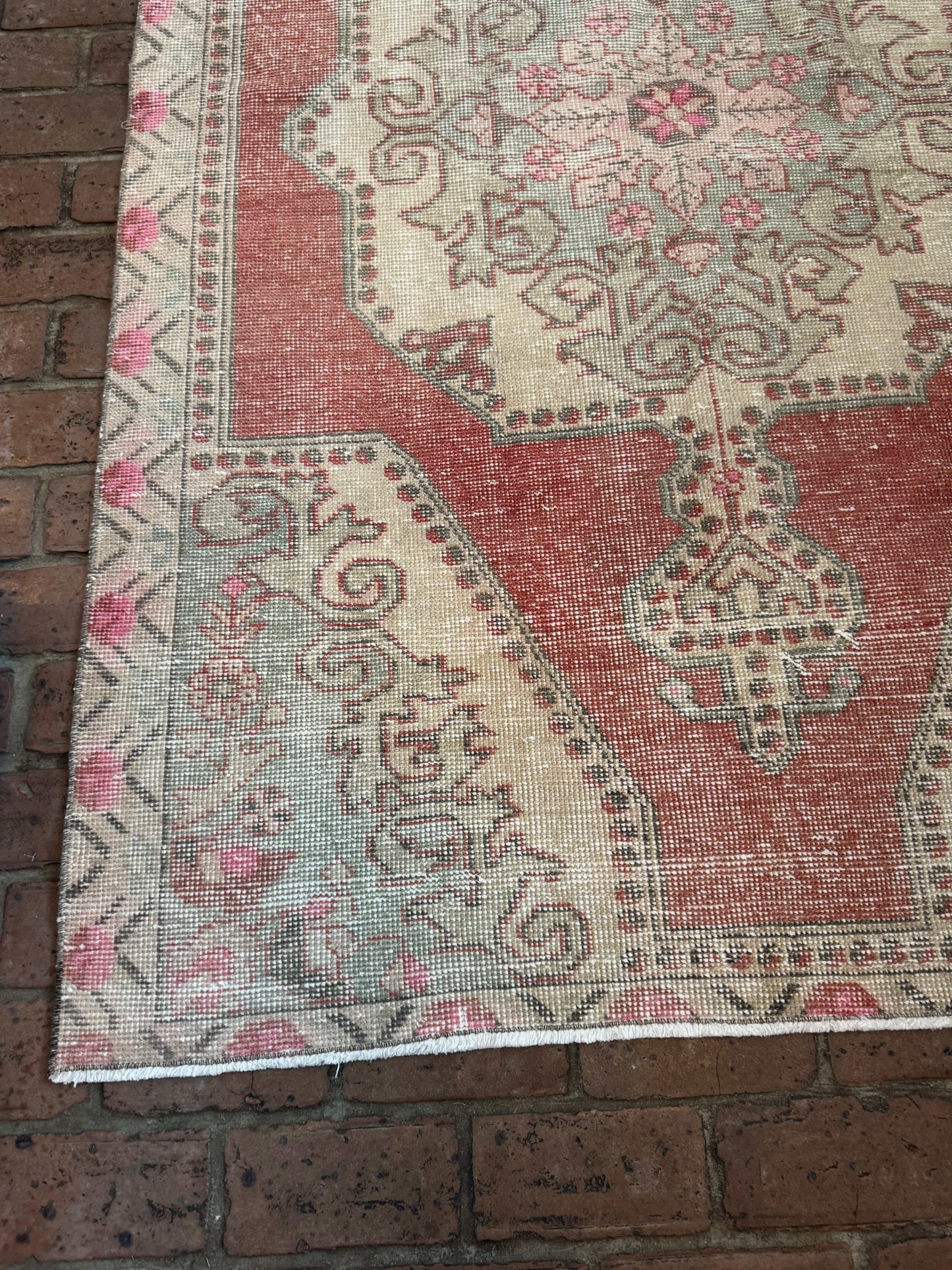 4'3" x 6'8" Area Rug with Red