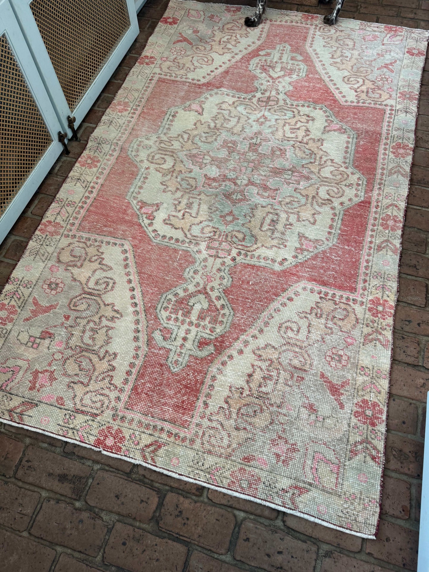 4'3" x 7'4" Area Rug with Center Medallion