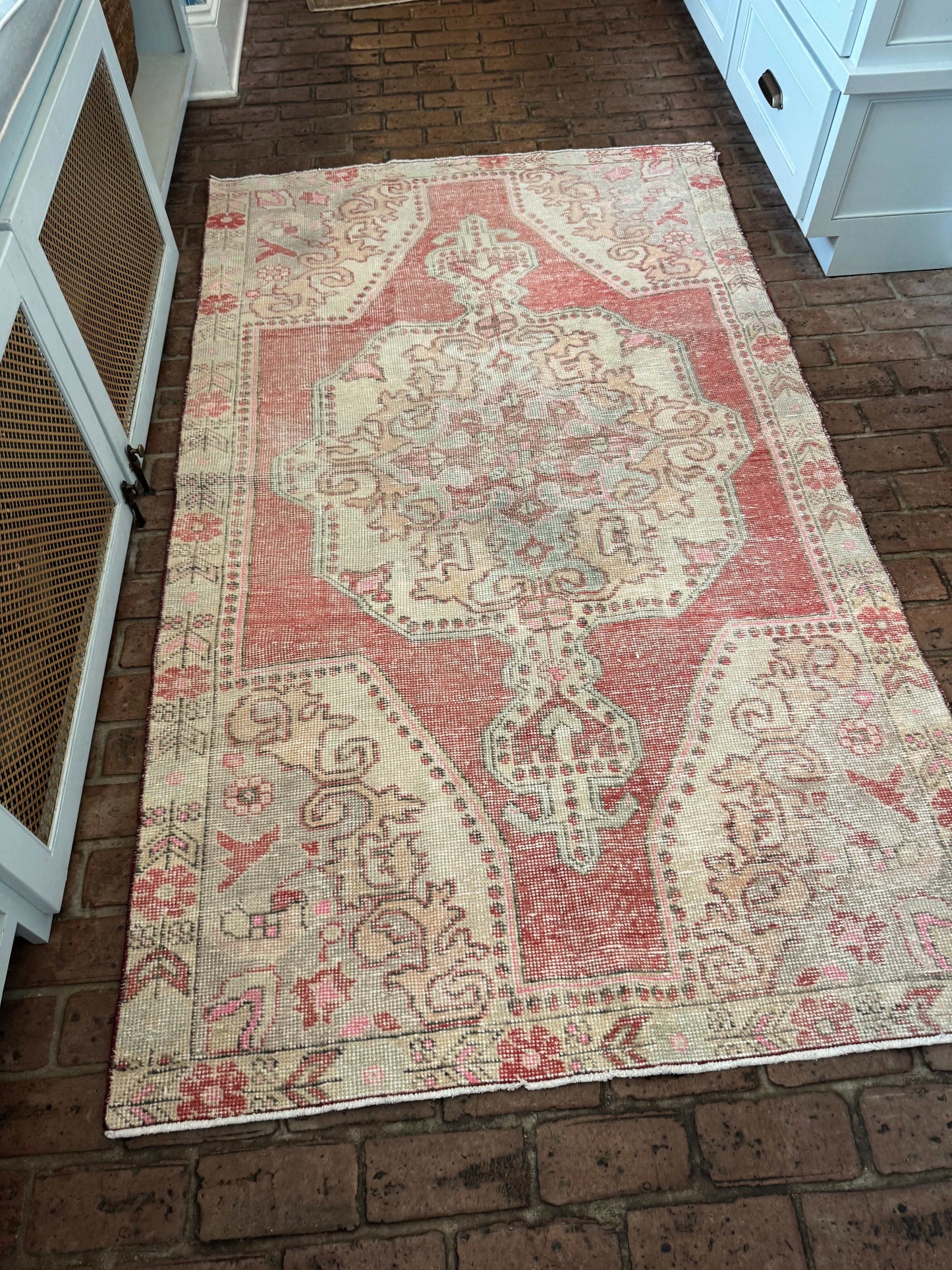 4'3" x 7'4" Area Rug with Center Medallion