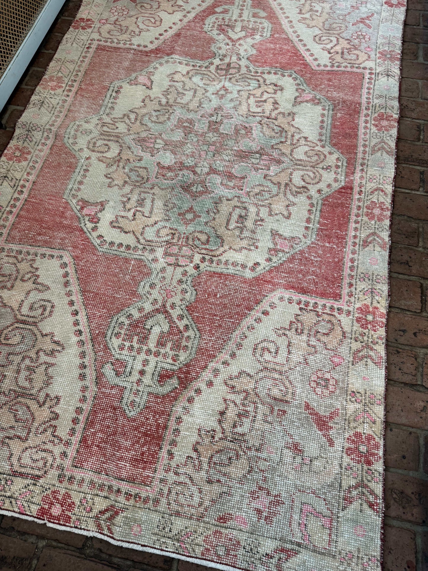 4'3" x 7'4" Area Rug with Center Medallion