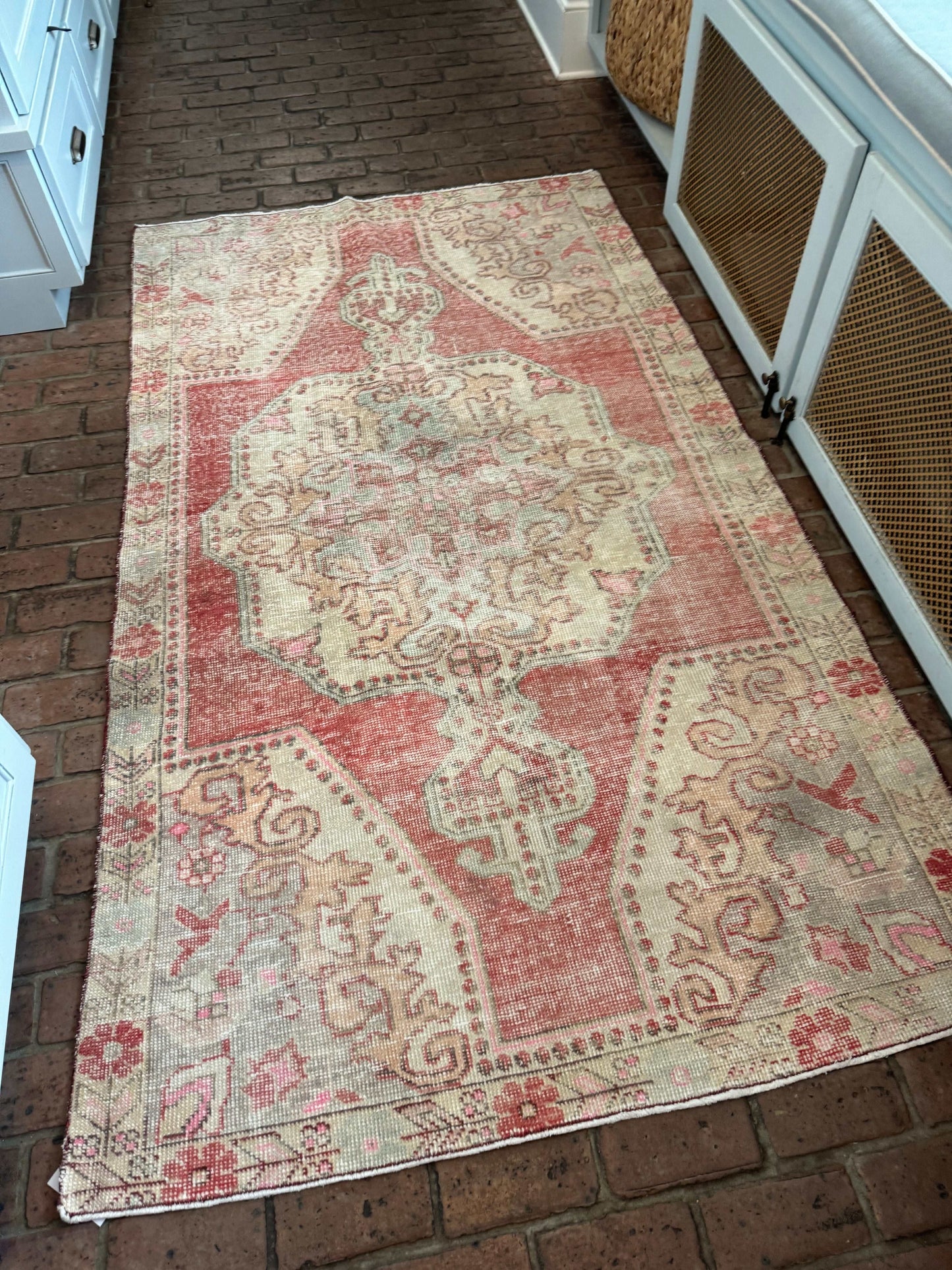 4'3" x 7'4" Area Rug with Center Medallion