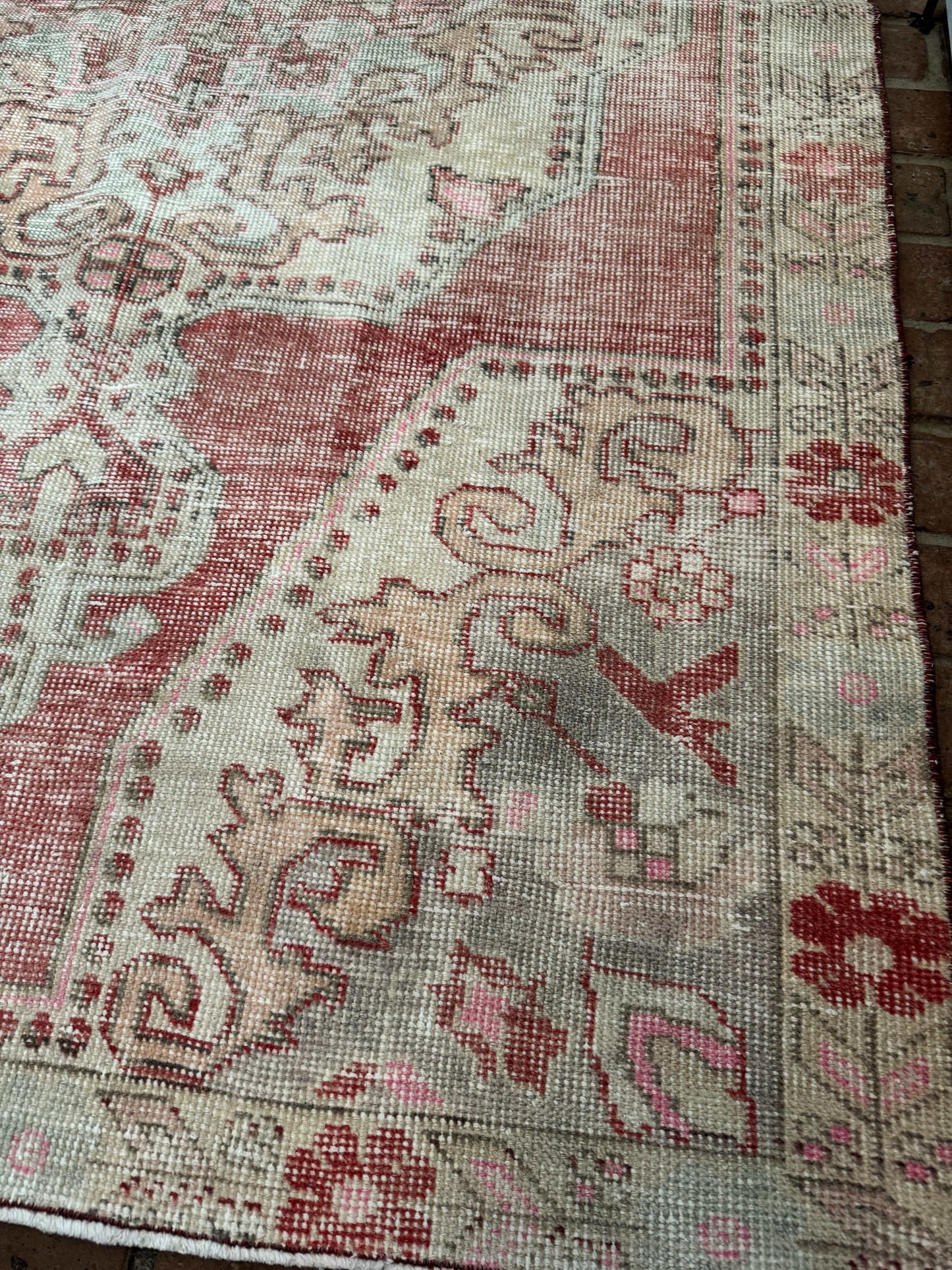 4'3" x 7'4" Area Rug with Center Medallion