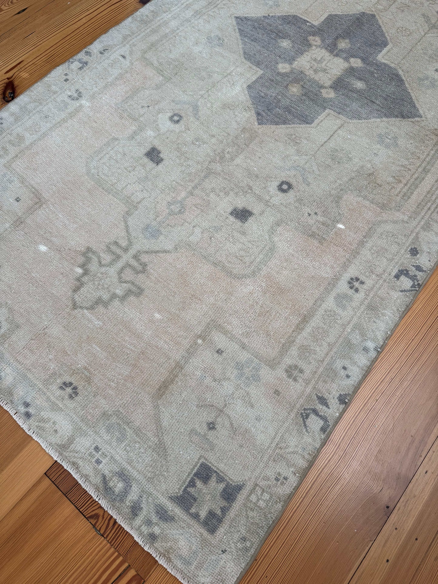 4'1" x 8'5" Area Rug