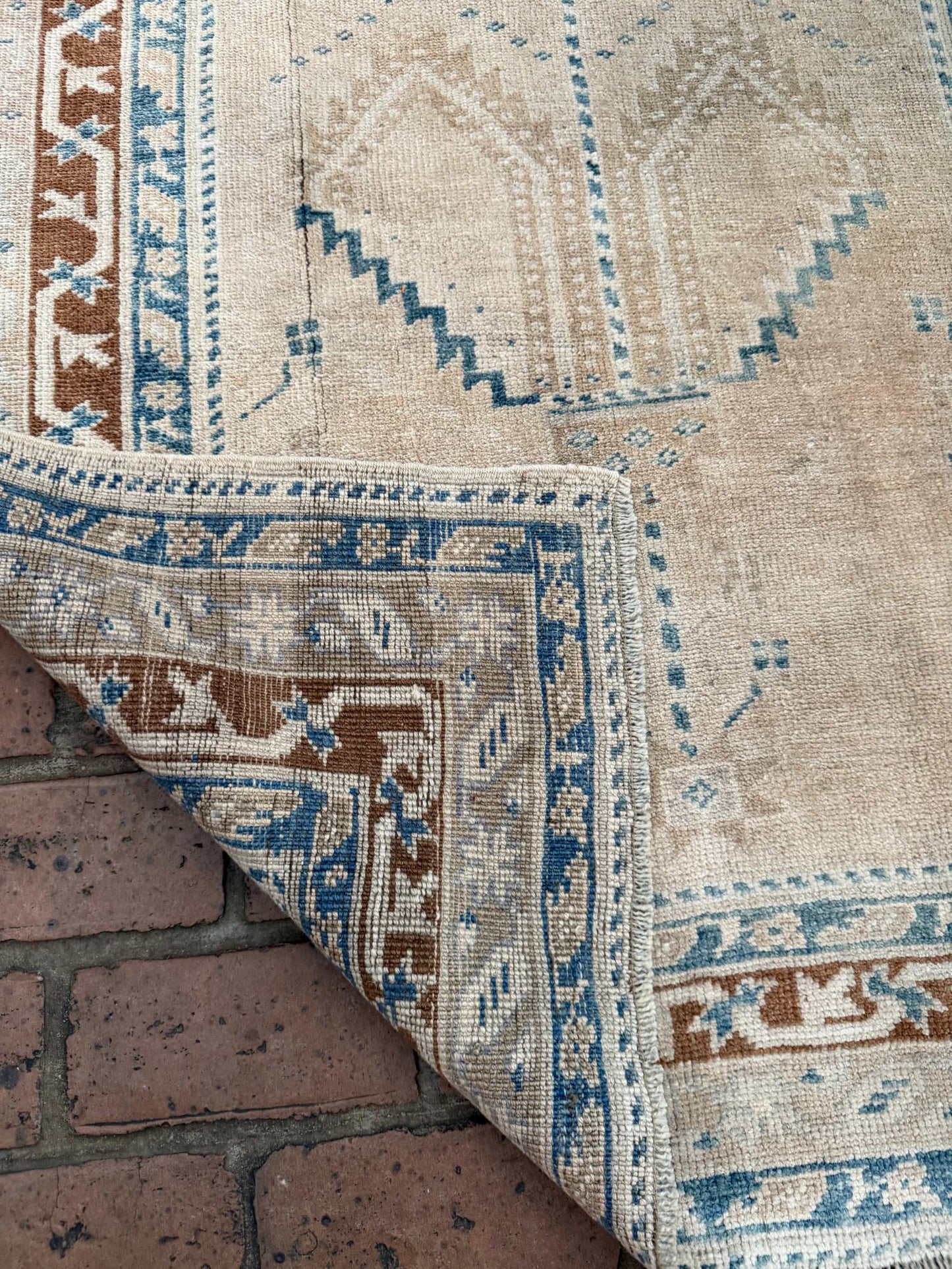 3'8" x 6'6" area rug with taupe background and blue brown border