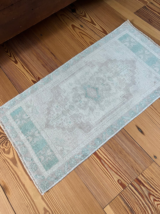 1’7” x 3’1” Turkish Rug