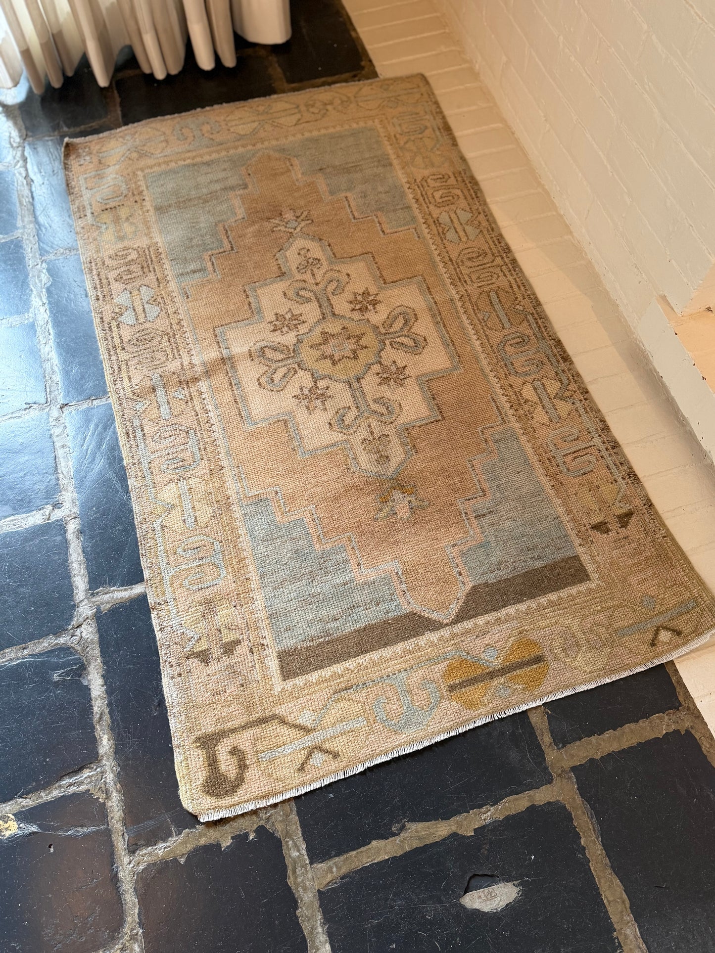 2’9”x4’8” Oushak Area Rug