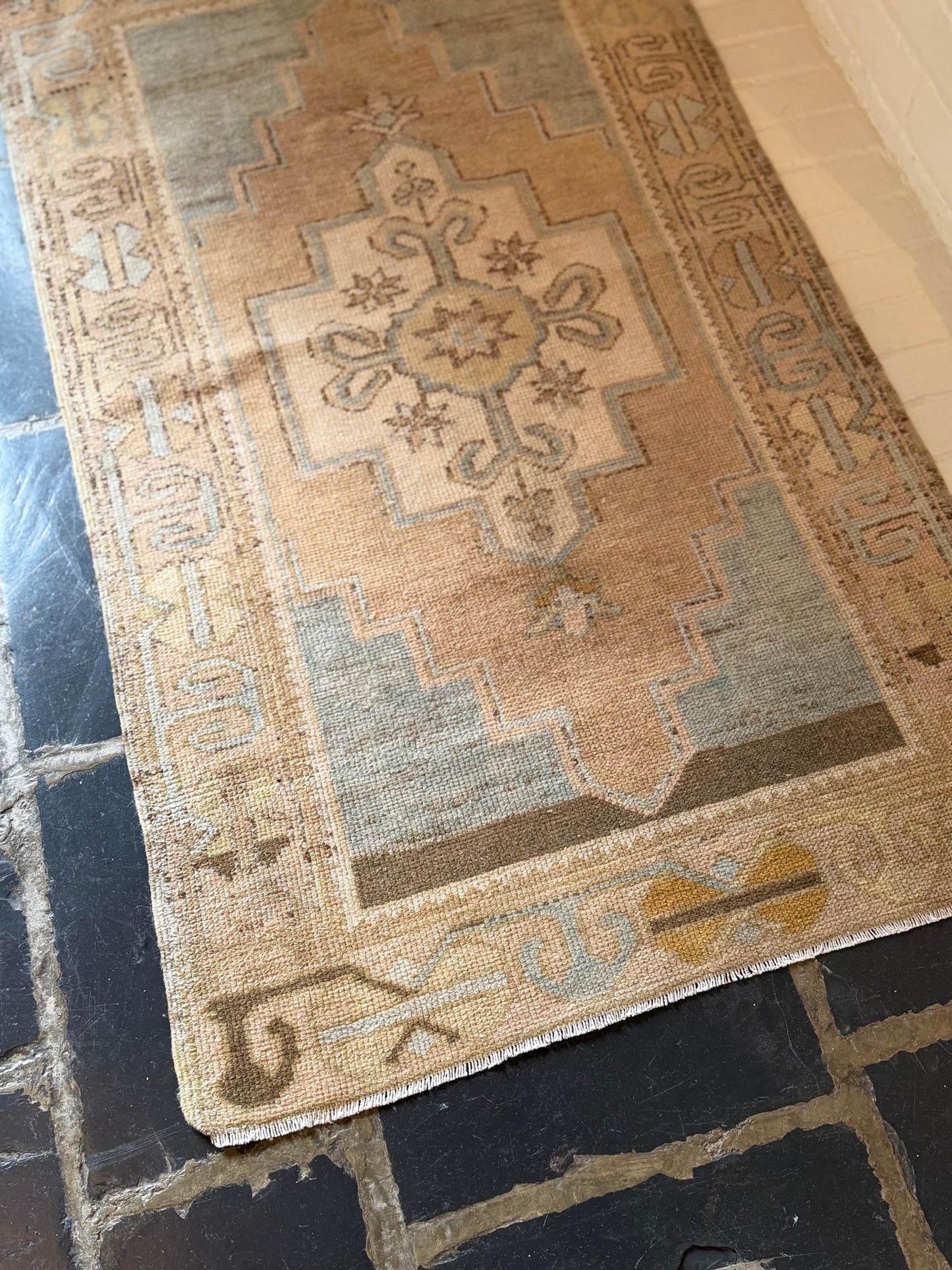 2’9”x4’8” Oushak Area Rug