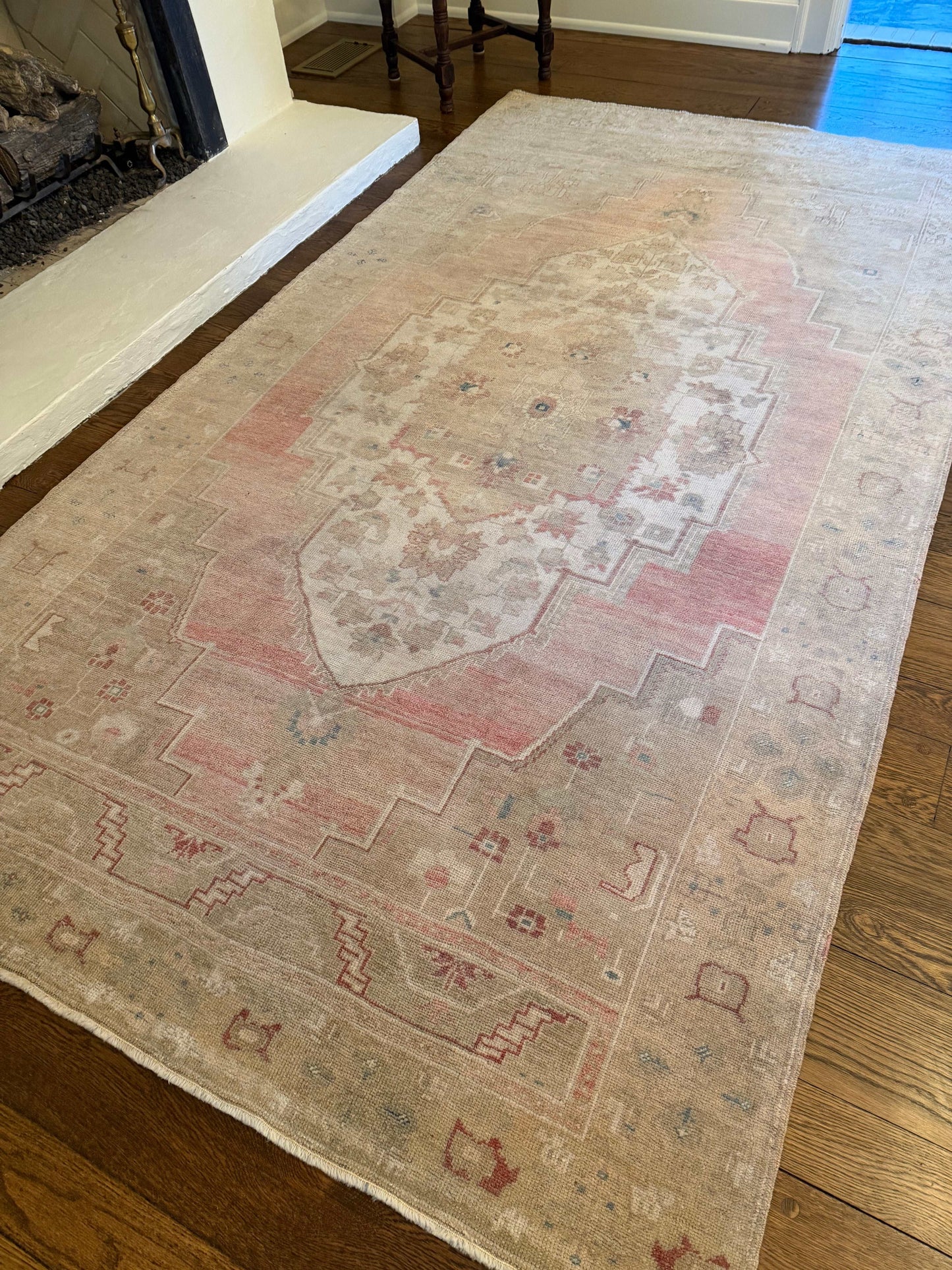 5’5”x9’10 Gorgeous muted Area Rug