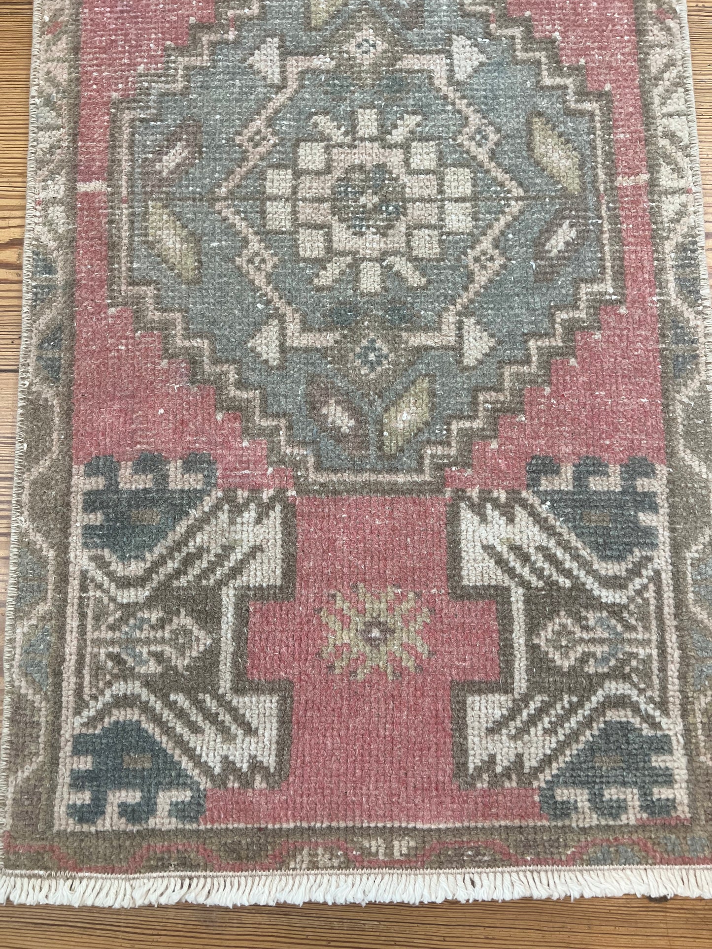 1'7" x 3'1" Small Rug