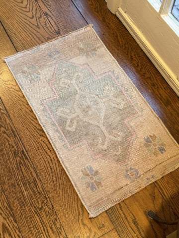 1'5" x 2'7" Small Turkish Rug