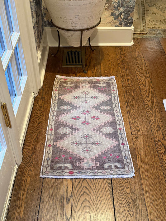 1’7”x3’2” Vintage Oushak mat