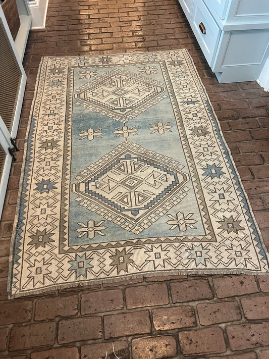 4'4" x 6'6" Area Rug with Blue