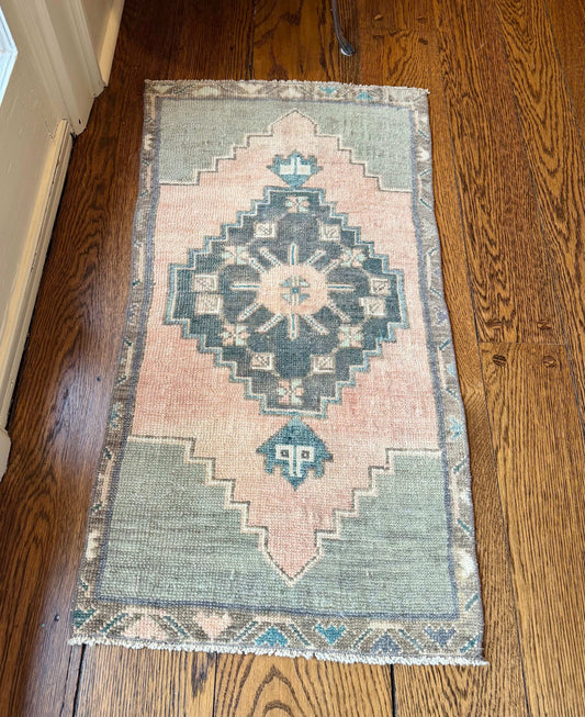 1’7”x3’1” Vintage Oushak mat