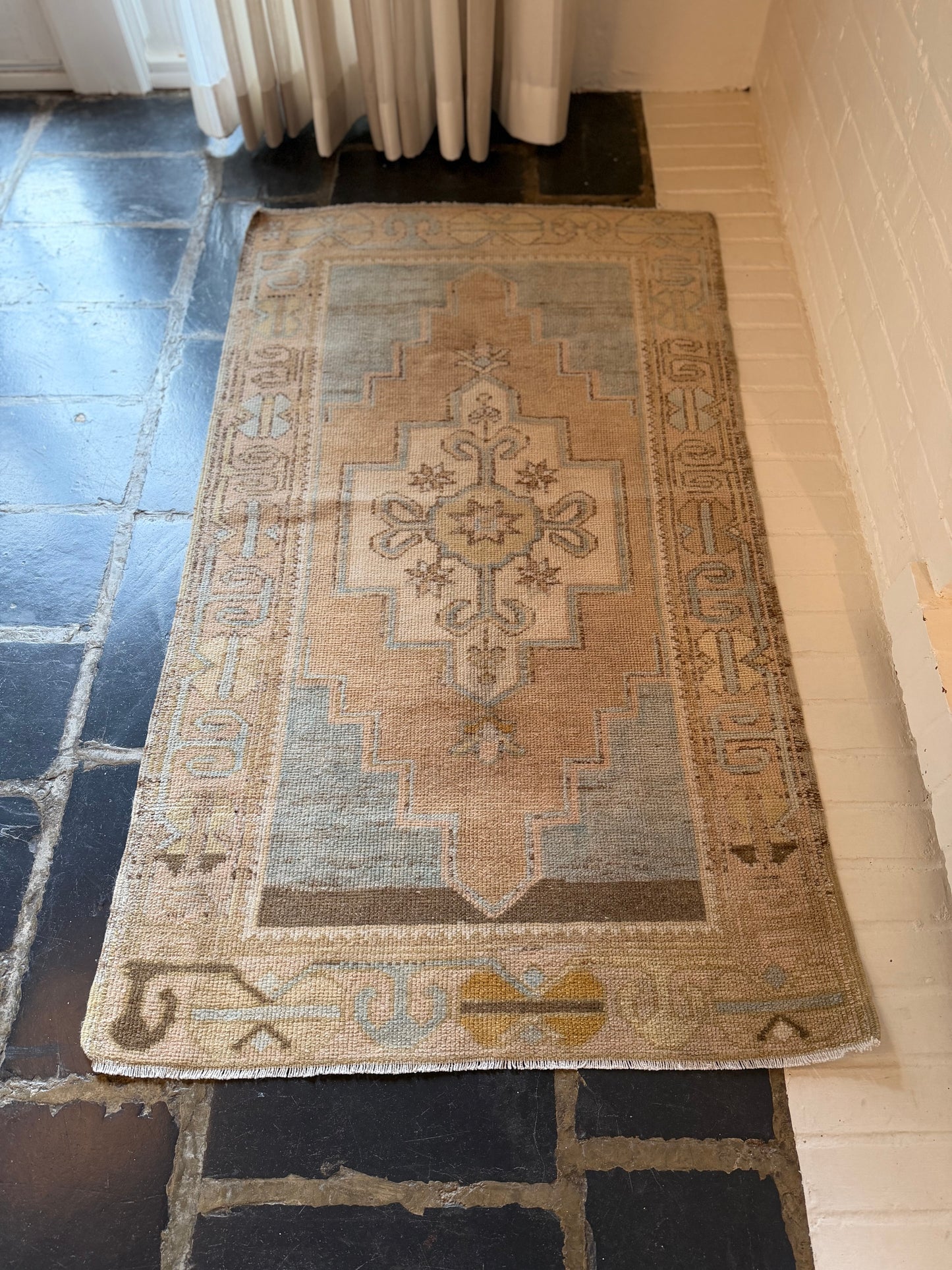 2’9”x4’8” Oushak Area Rug