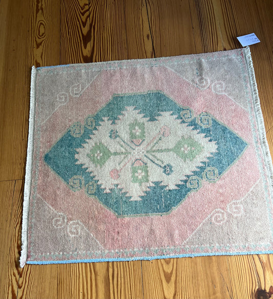 2'7" x 3' Square Rug with Pink