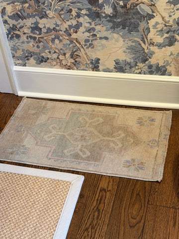 1'5" x 2'7" Small Turkish Rug