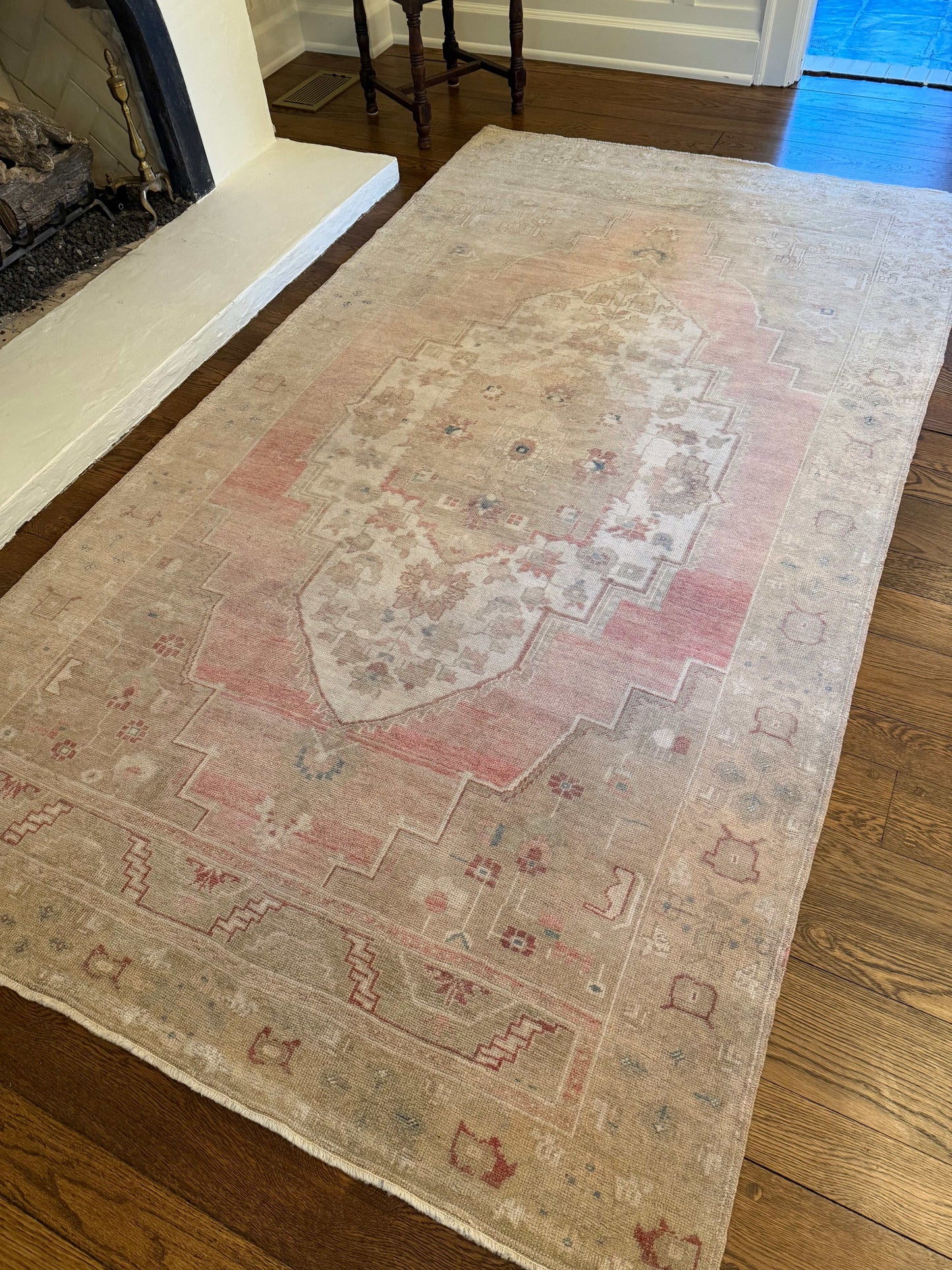 5’5”x9’10 Gorgeous muted Area Rug
