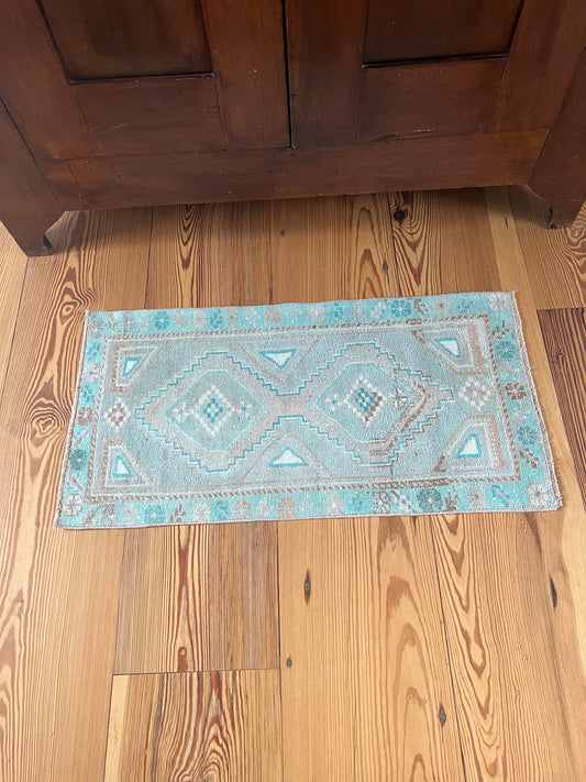 1'7" x 3'1" Small Rug with Blues