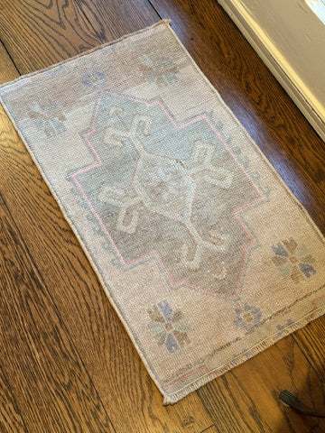 1'5" x 2'7" Small Turkish Rug