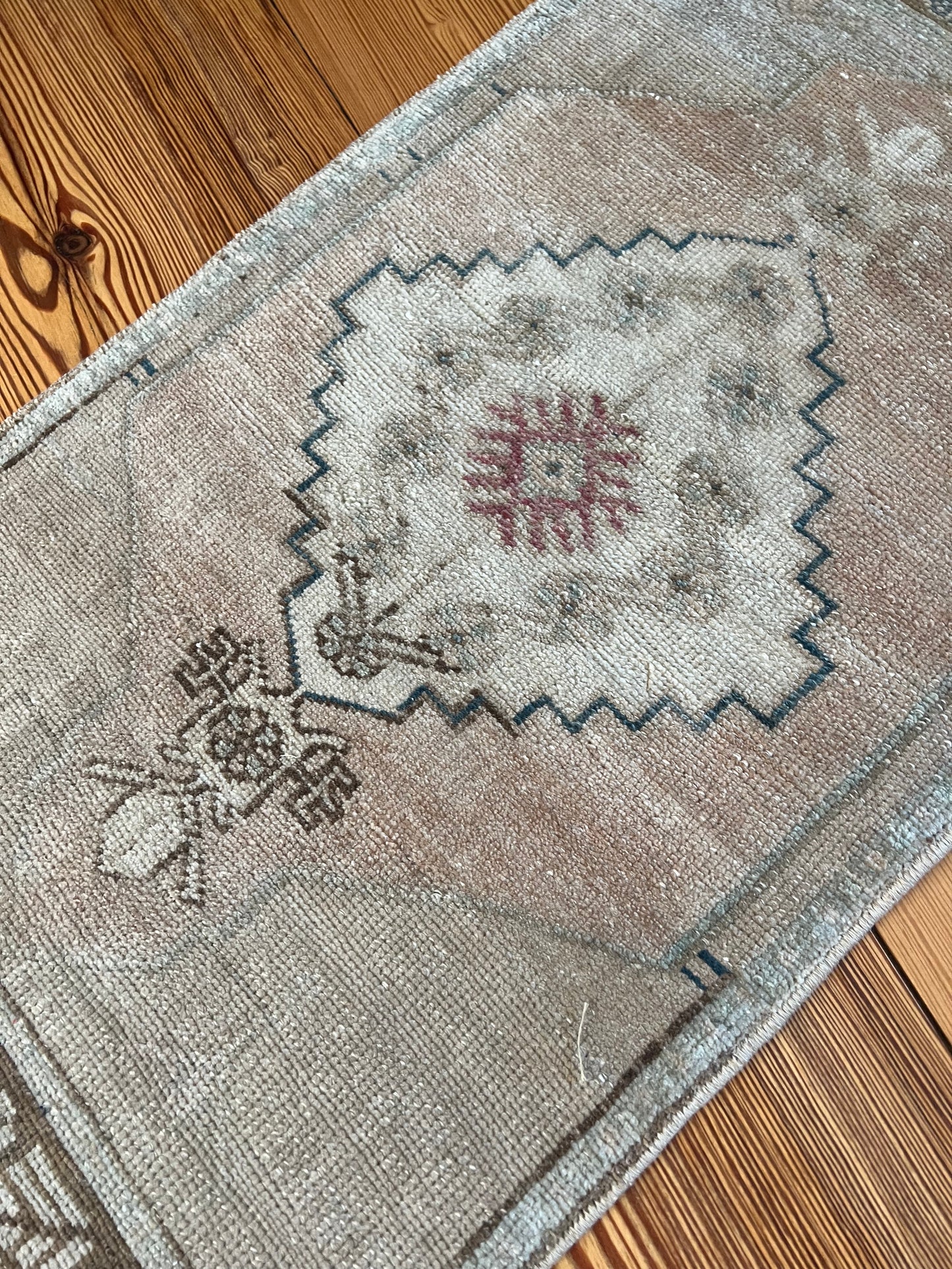 1'5" x 3'1" Small Rug with Mauve and Blue