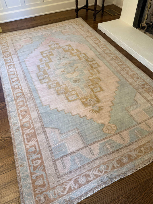 5’5”x9’4” Vintage Area Rug