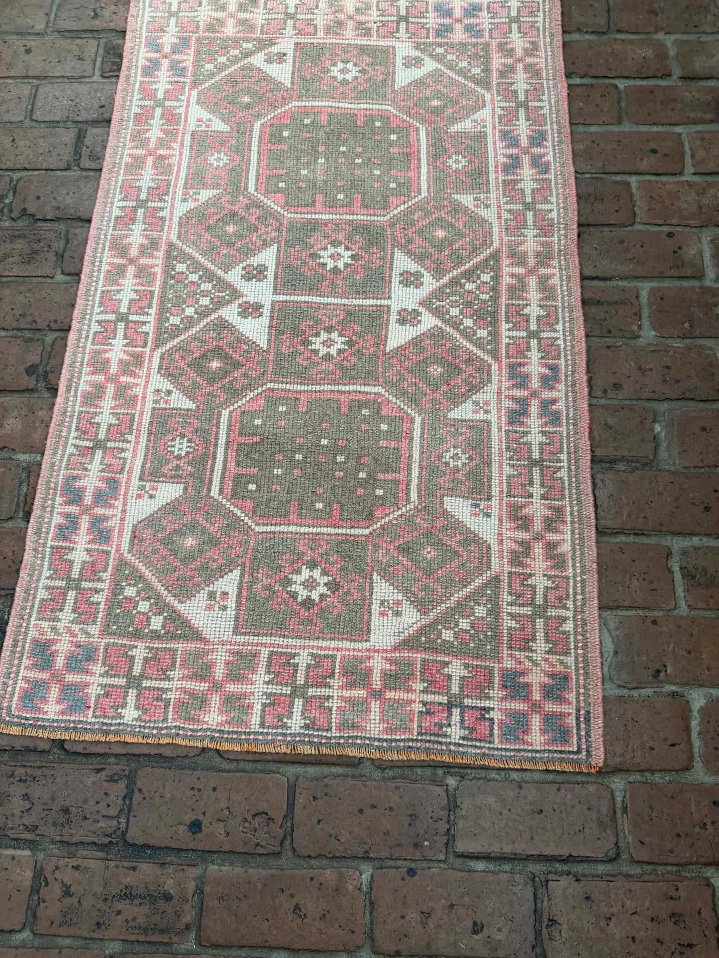 2'7" x 4'4" Area Rug with Pink and Brown