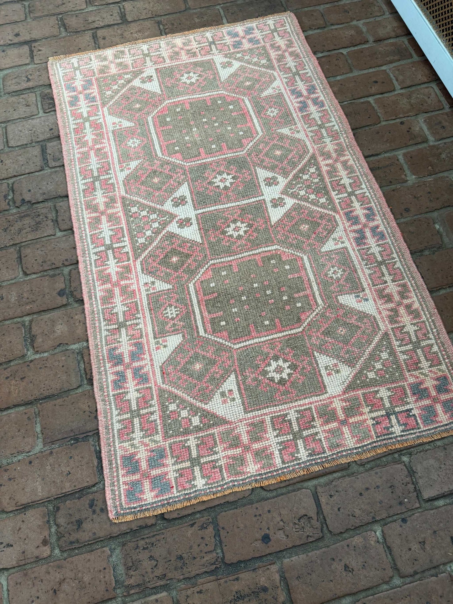 2'7" x 4'4" Area Rug with Pink and Brown