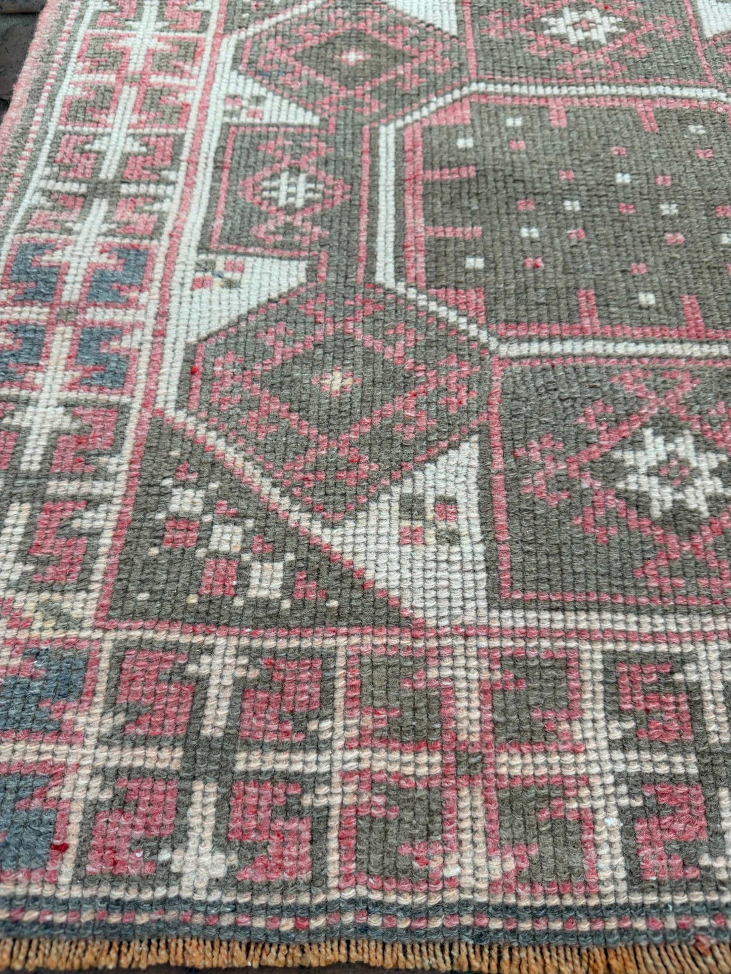 2'7" x 4'4" Area Rug with Pink and Brown