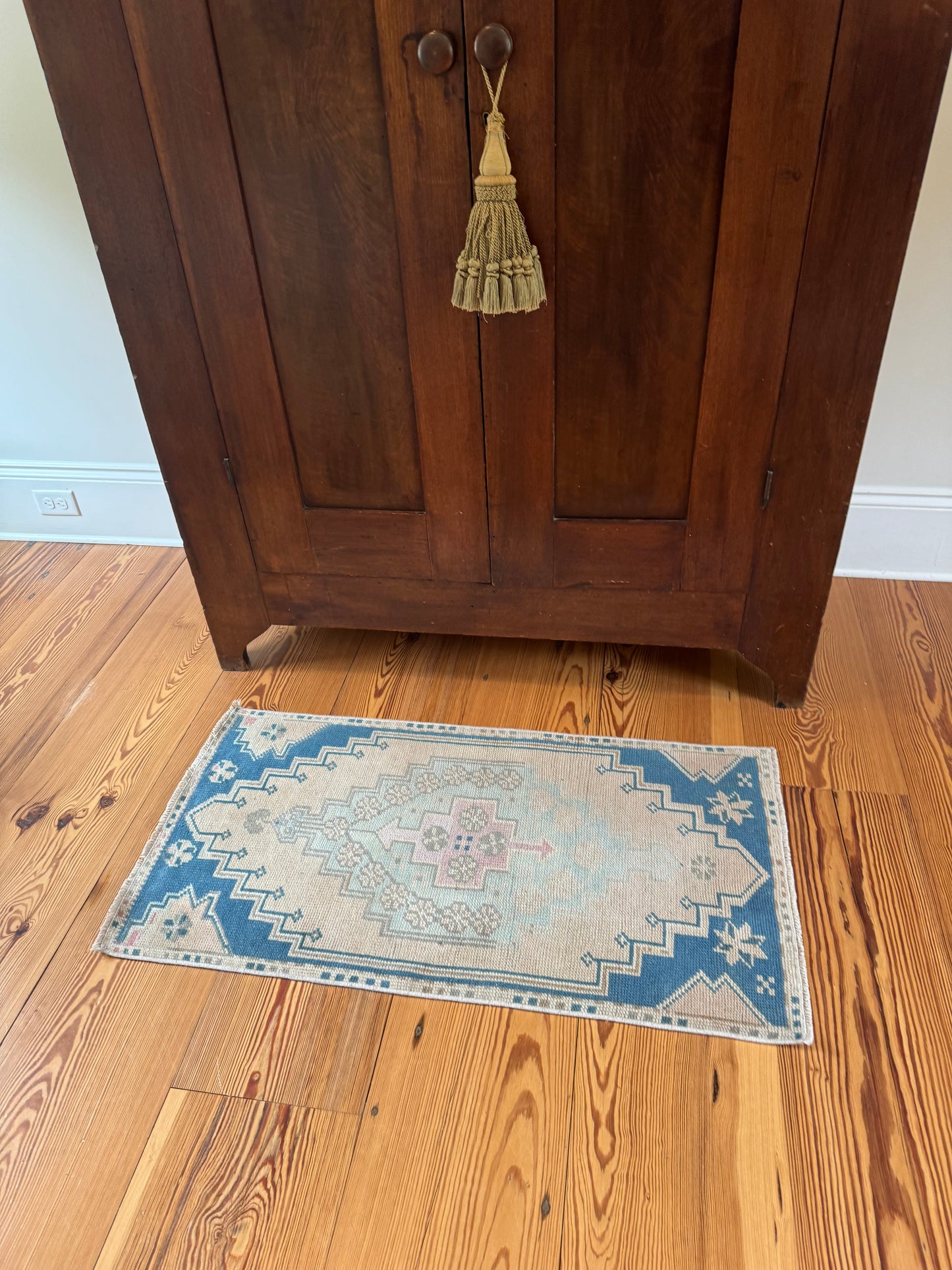 1"11" x 3'9" Small Area Rug