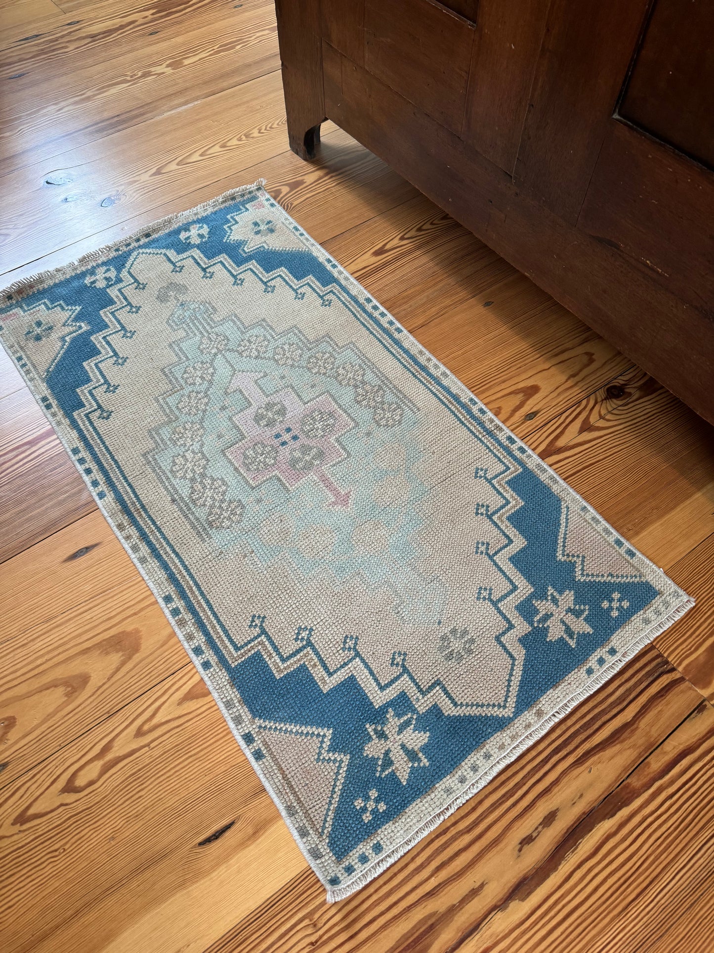 1"11" x 3'9" Small Area Rug