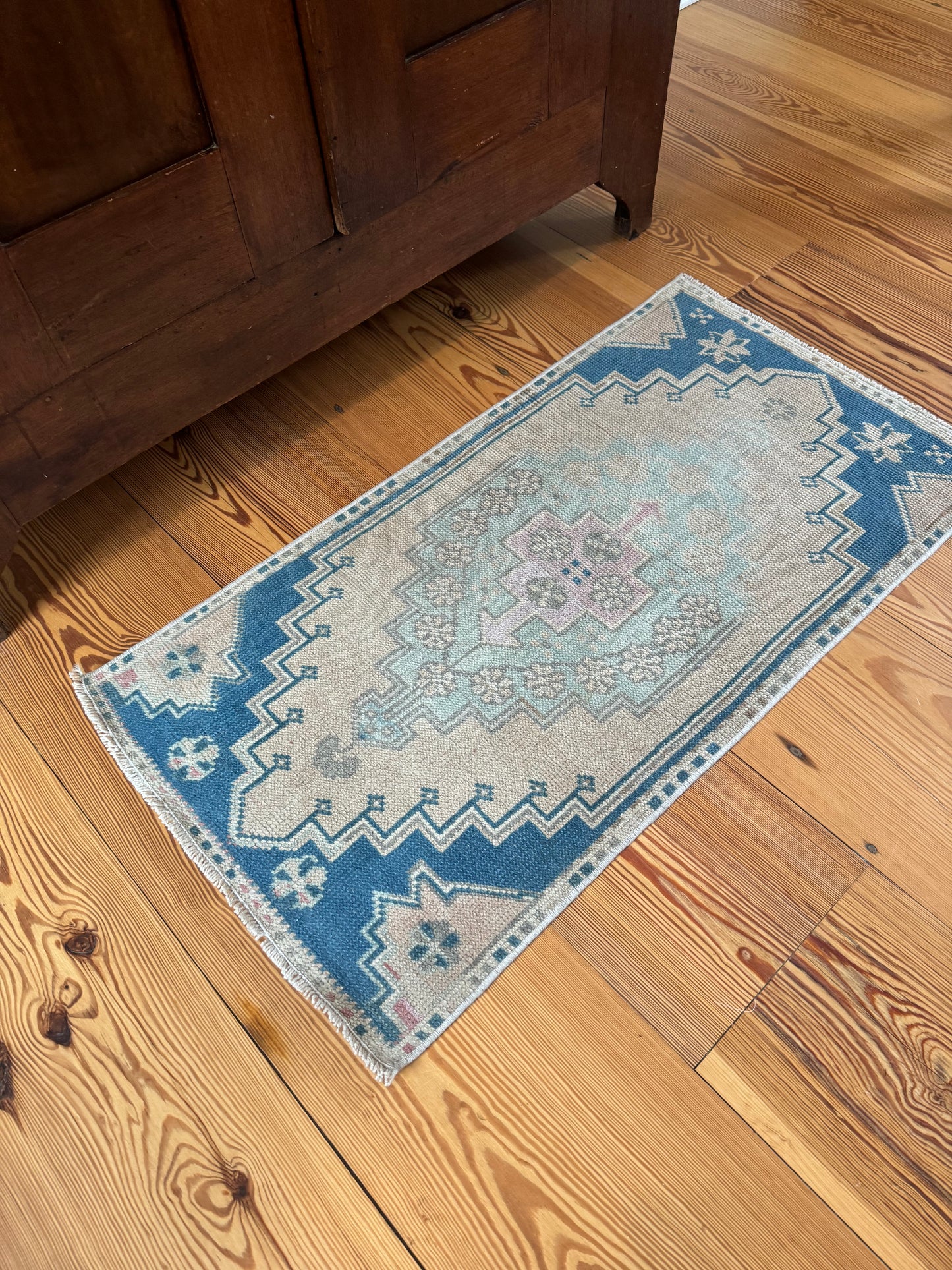 1"11" x 3'9" Small Area Rug