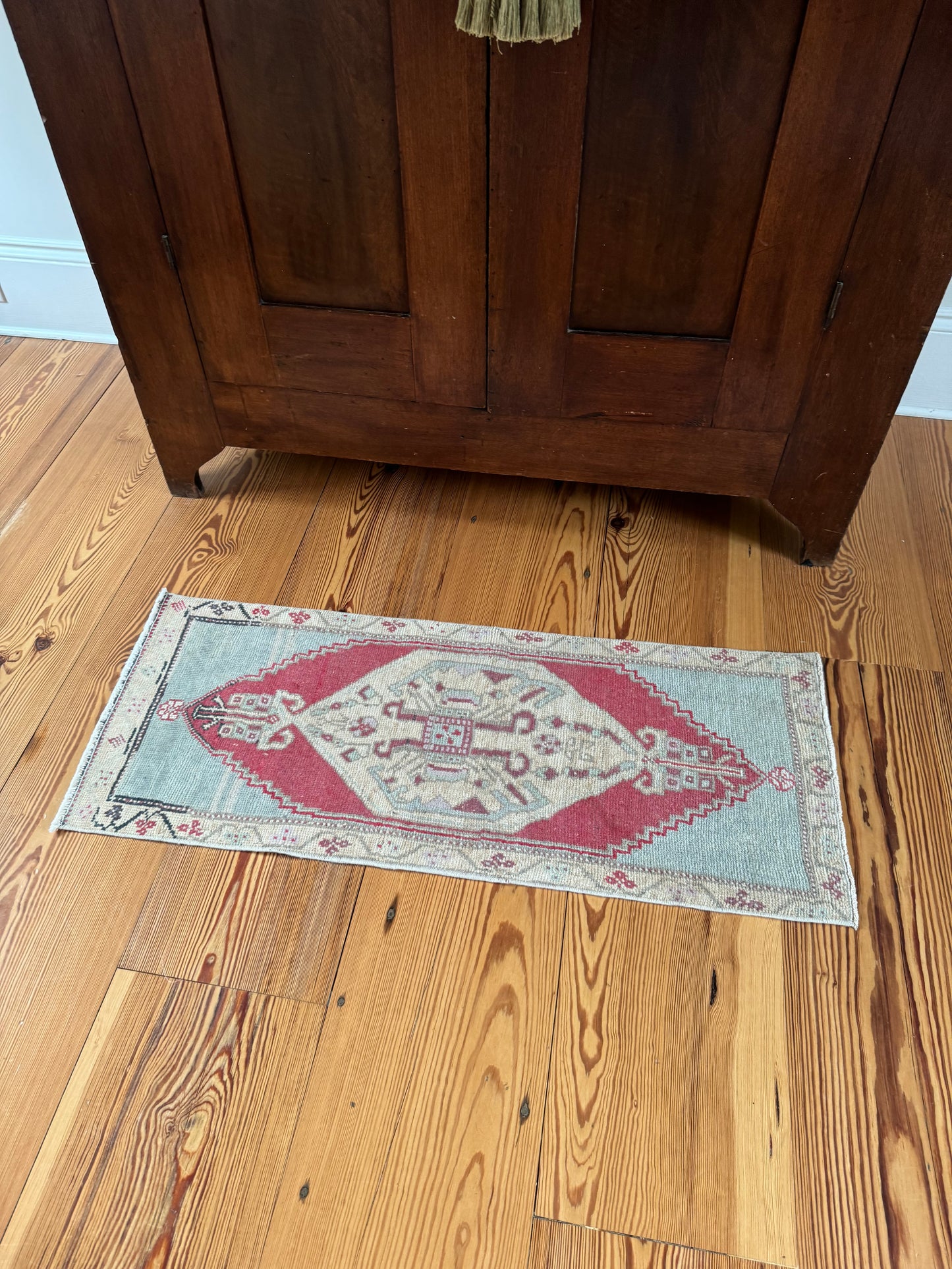 1'6" x 3'9" Rug with Red and Pale Blue