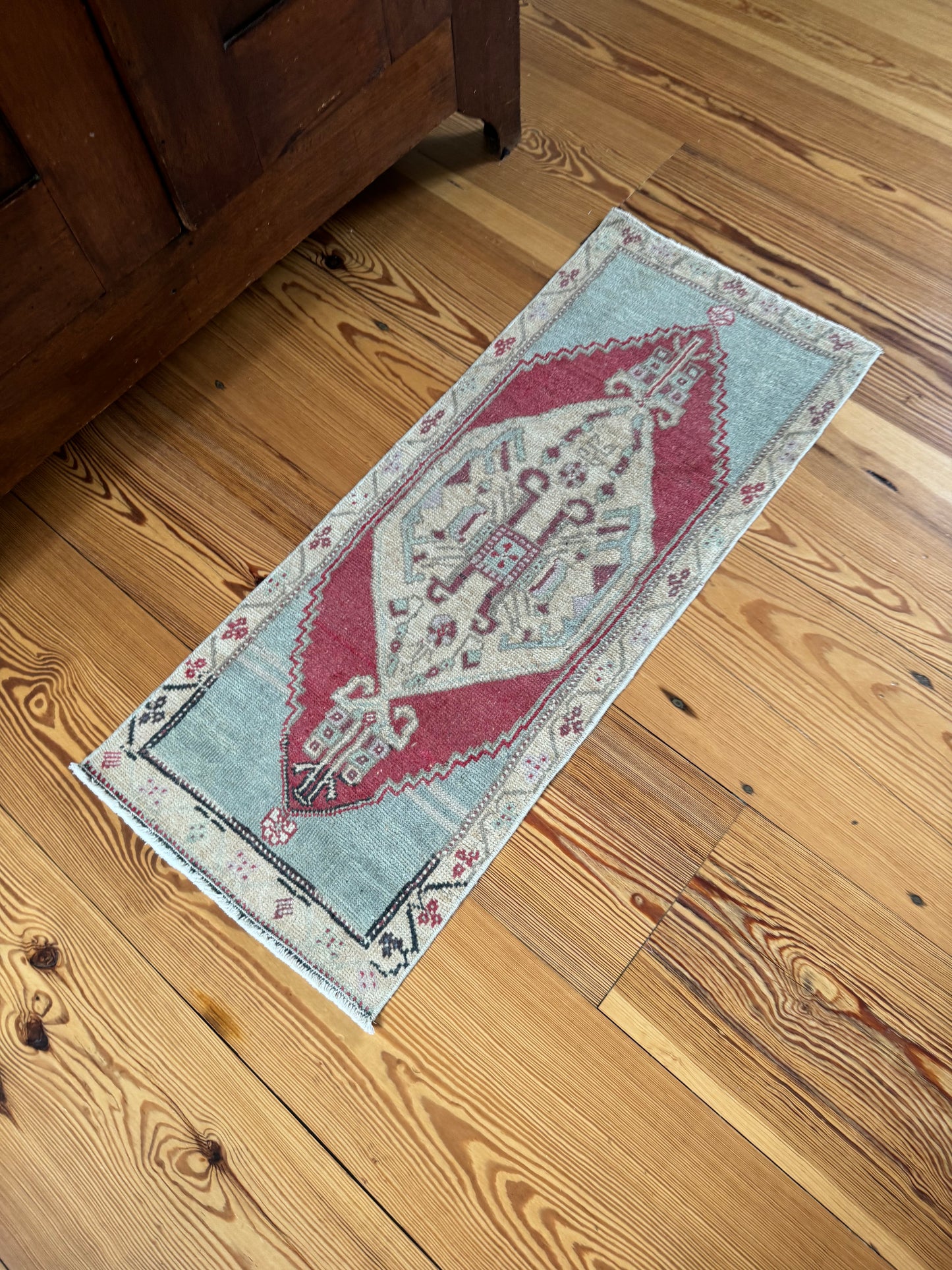 1'6" x 3'9" Rug with Red and Pale Blue