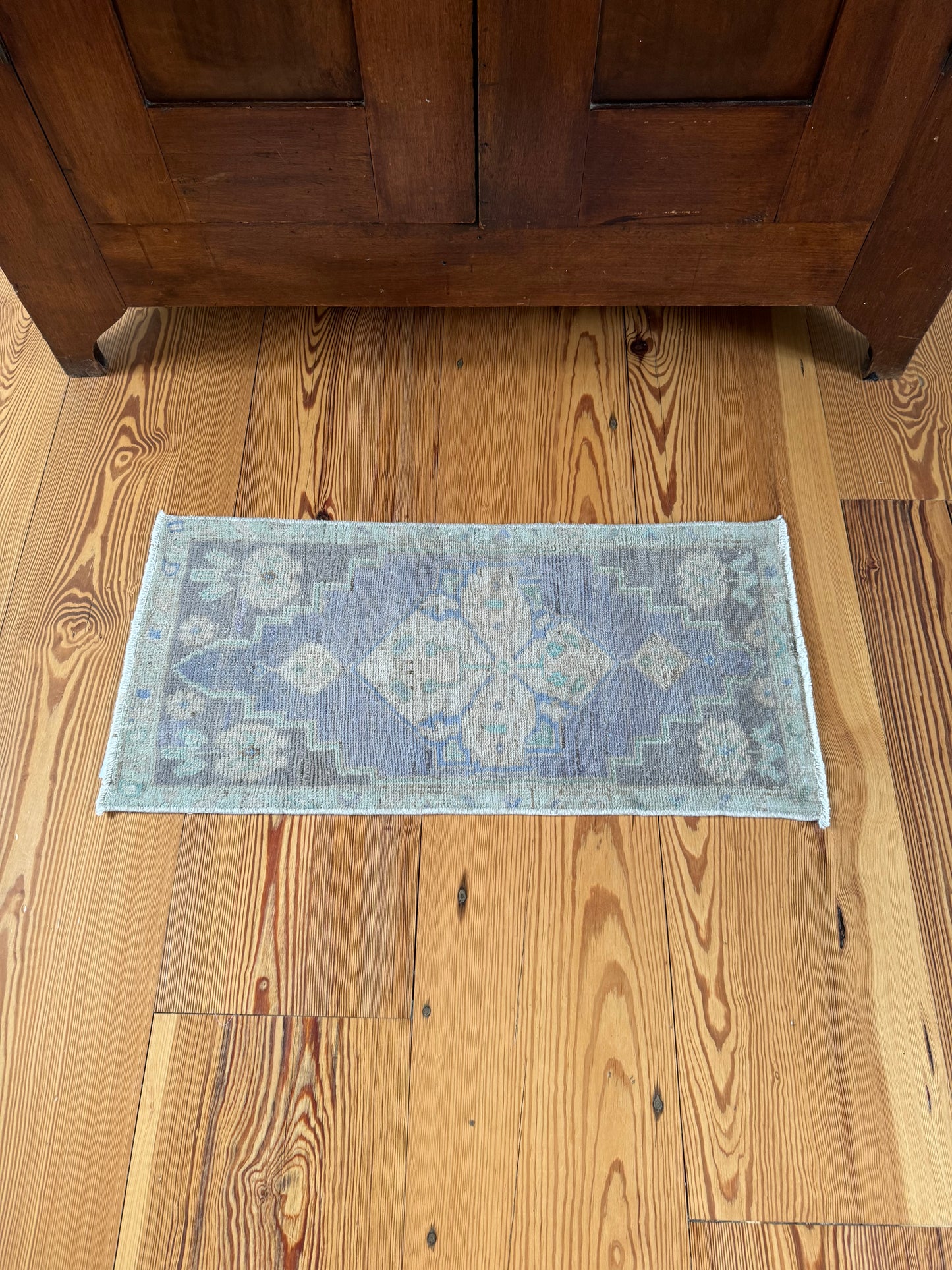 1'5" x 2'11" Rug with Purple