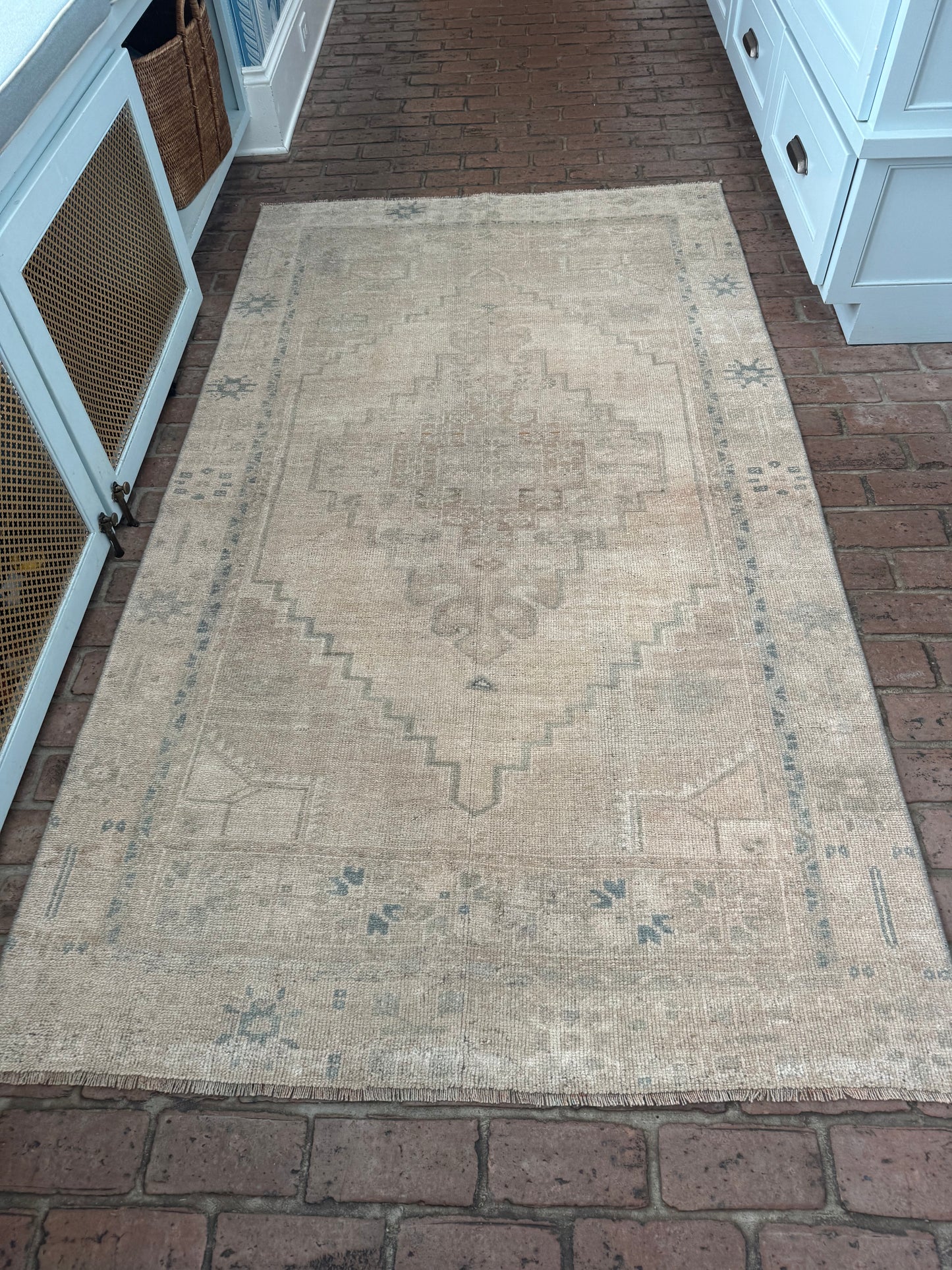 4'2" x 7'6" Area Rug