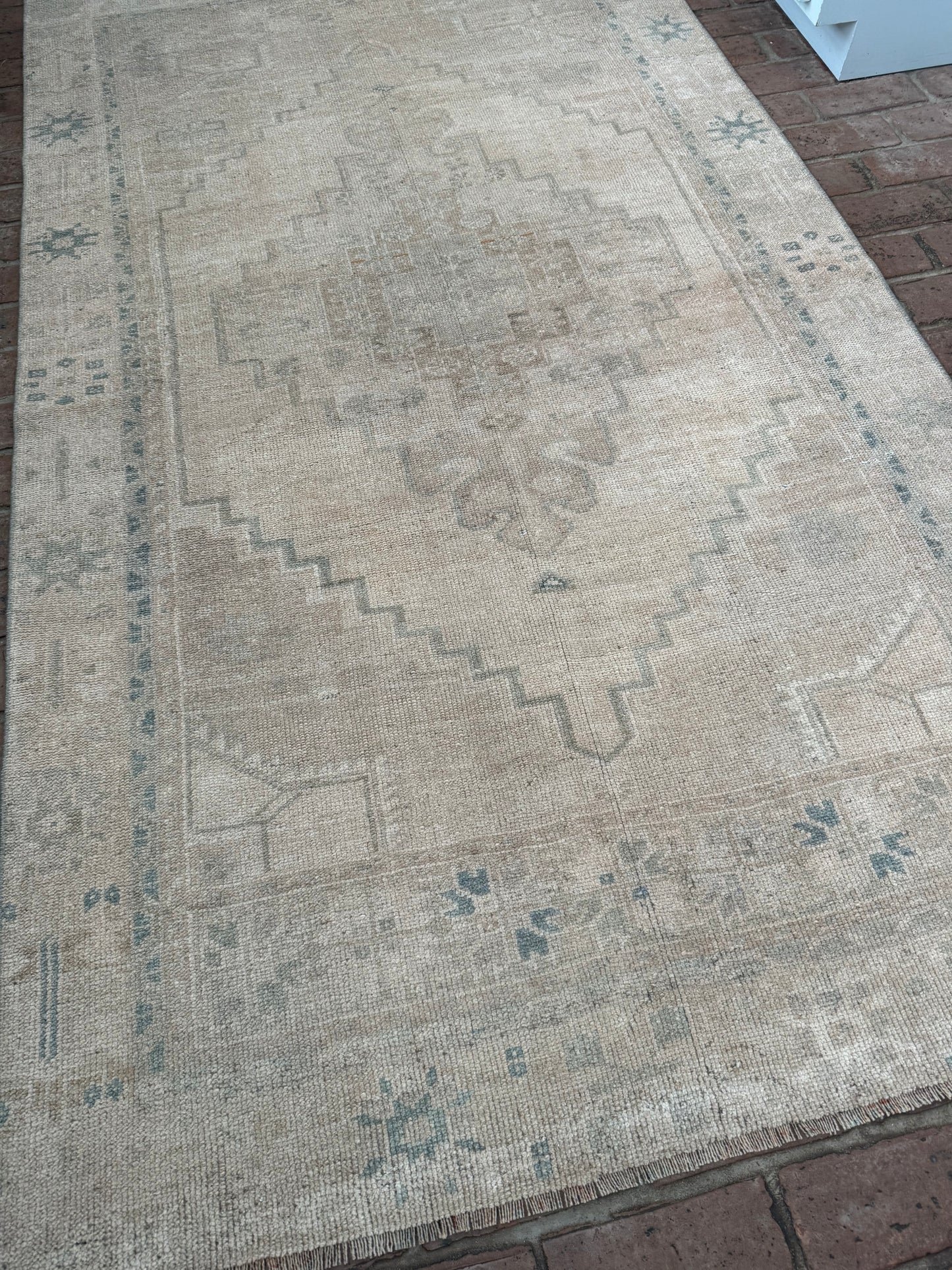 4'2" x 7'6" Area Rug